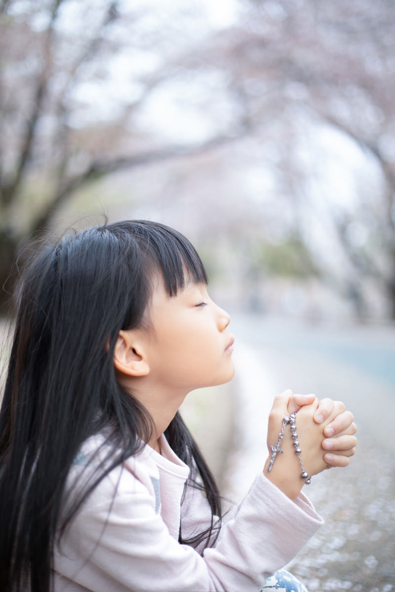 神様に祈りを捧げる女の子の写真素材 ぱくたそ