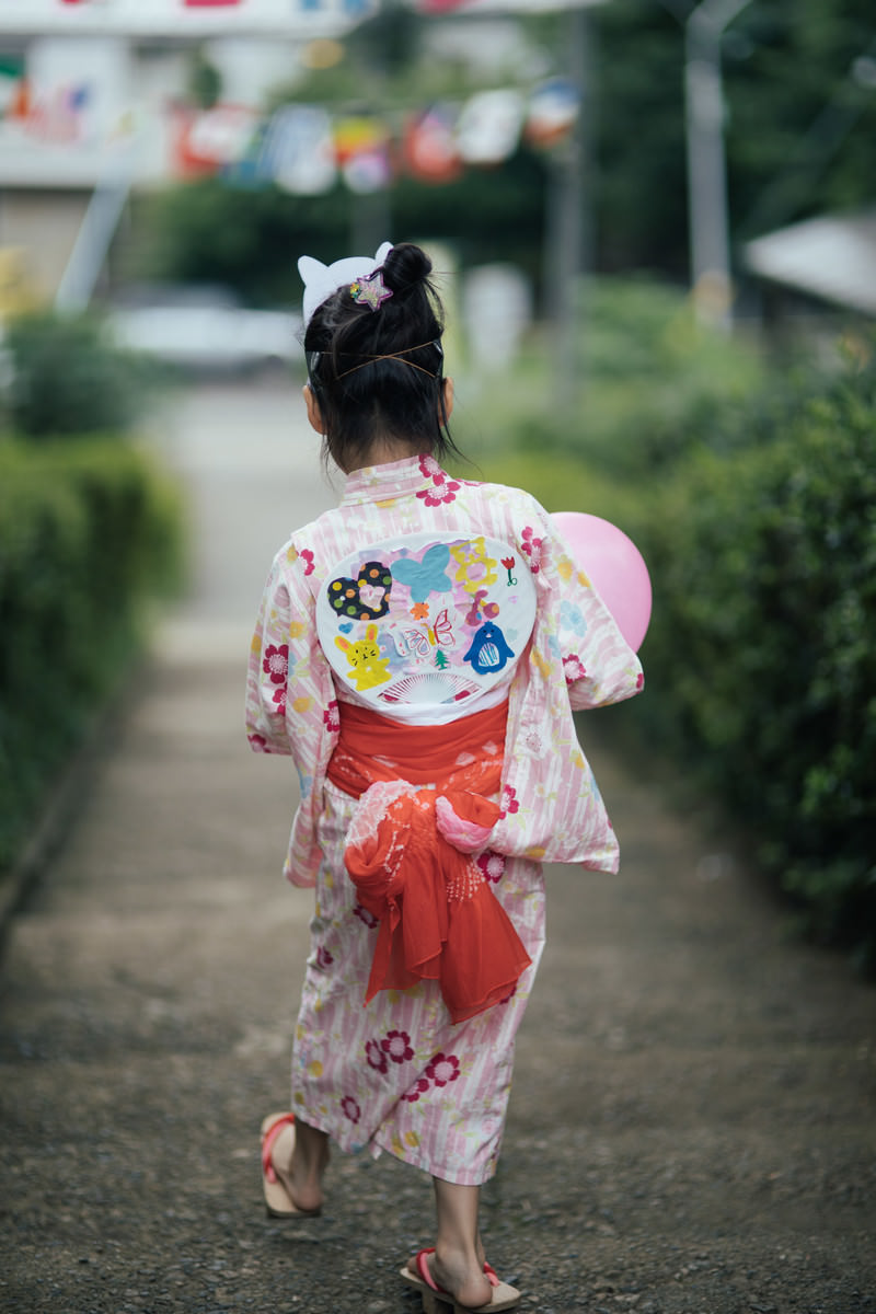 「お祭り帰りの浴衣少女の後ろ姿」の写真［モデル：あんじゅ］