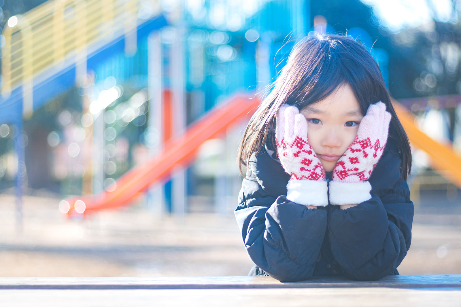 「寒くてほっぺをおさえる女の子」の写真［モデル：あんじゅ］