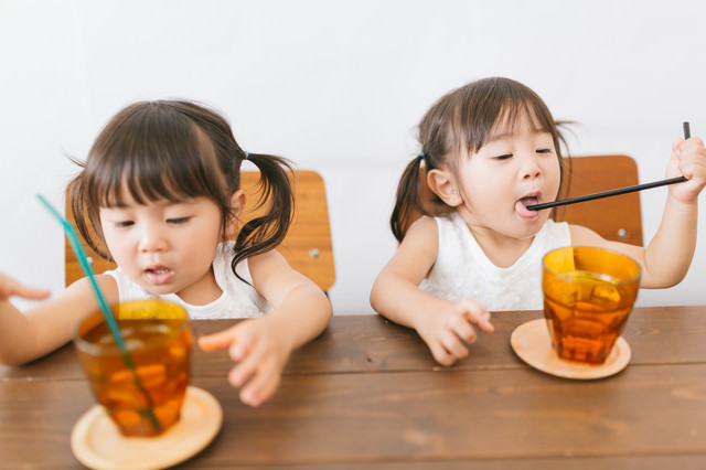 「何でも口にいれる小さい子ども」のフリー写真素材