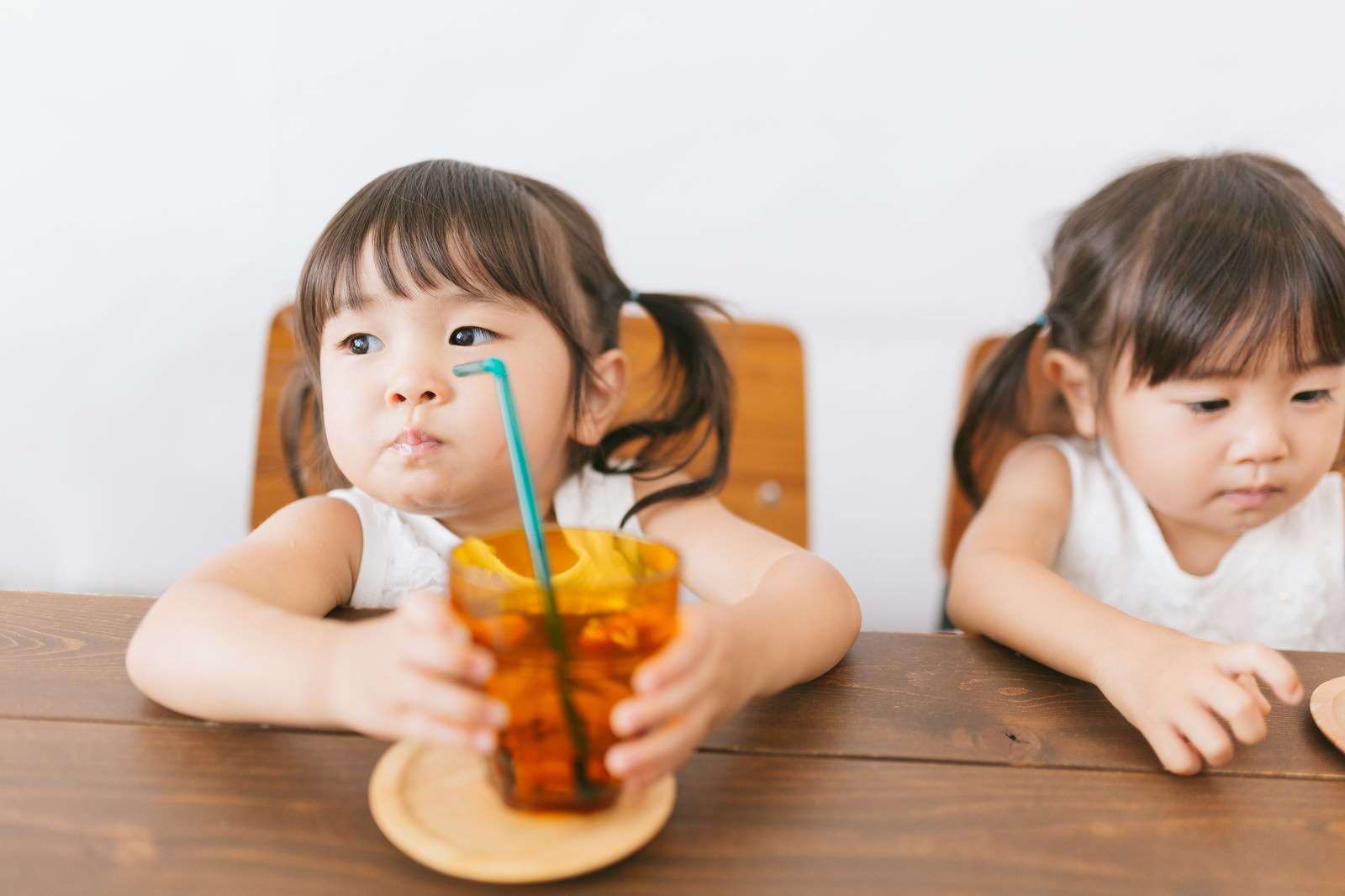 まだ飲んでないよ 双子 みどり の写真を無料ダウンロード フリー素材 ぱくたそ まだ飲んでないよ 双子 みどり の写真を無料ダウンロード フリー素材 ぱくたそ