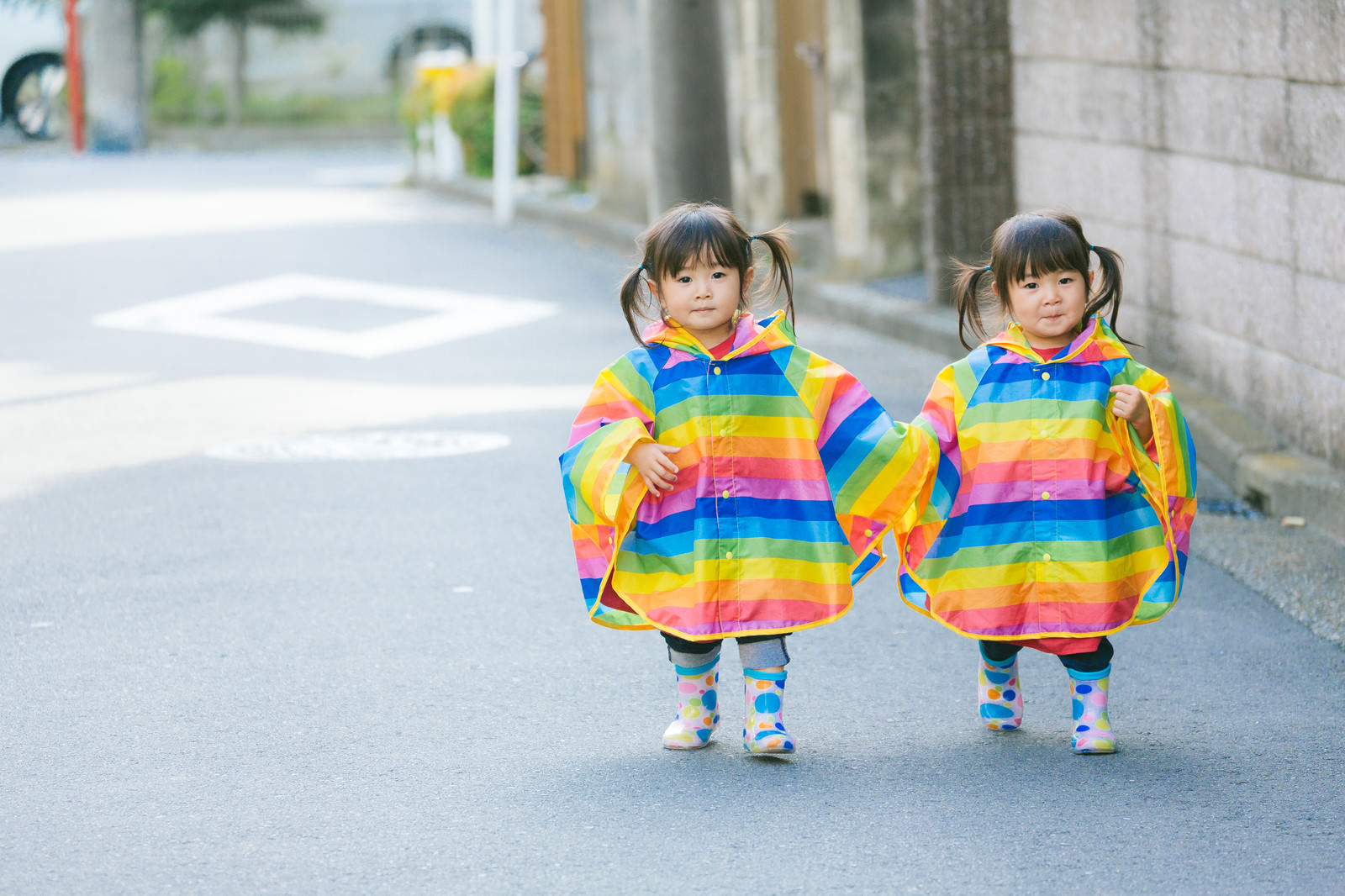 仲良く手をつないで散歩する双子の姉妹 2歳 の写真素材 ぱくたそ
