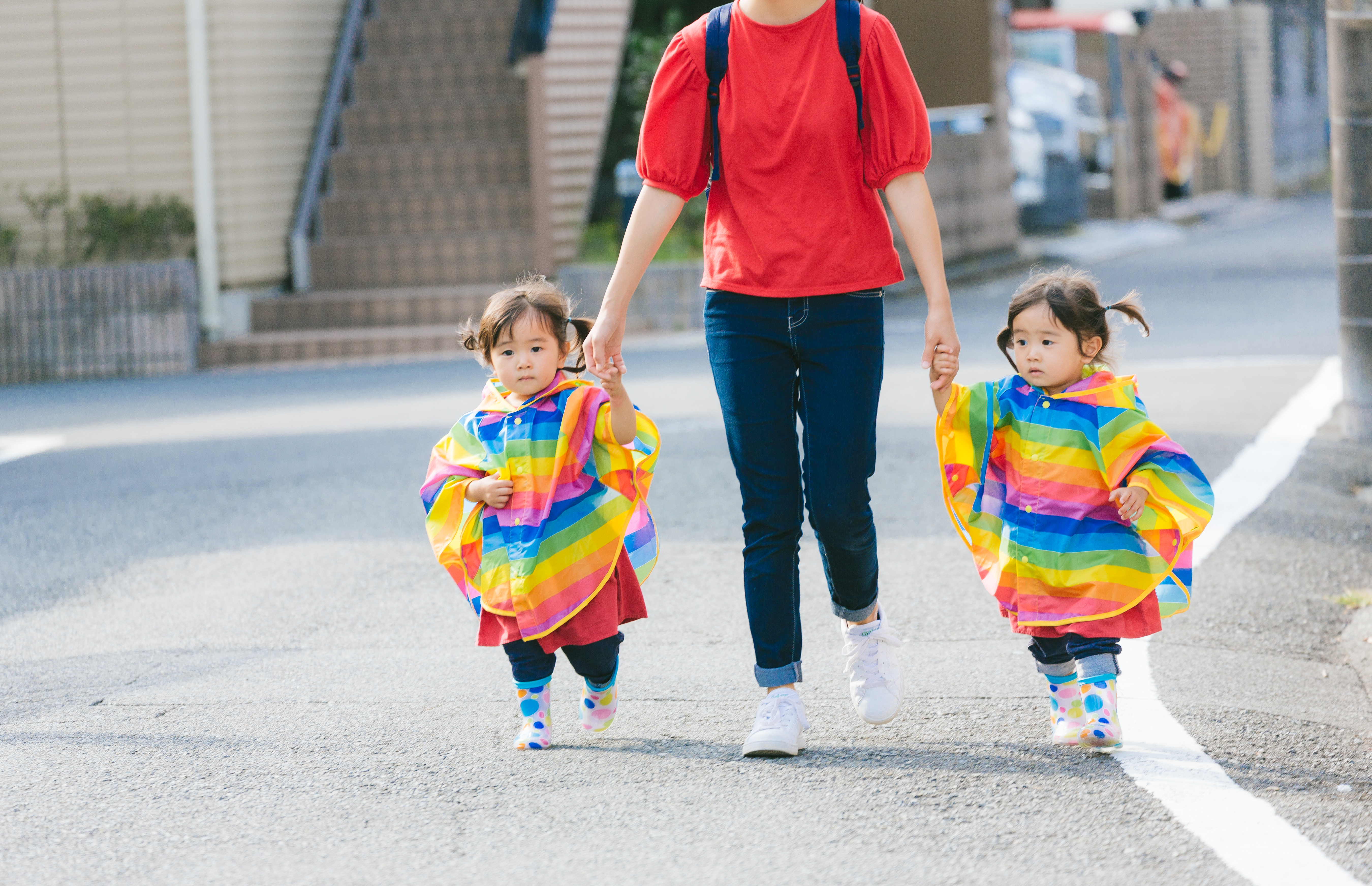 ママと手をつなぐ双子の女児の写真素材 ぱくたそ