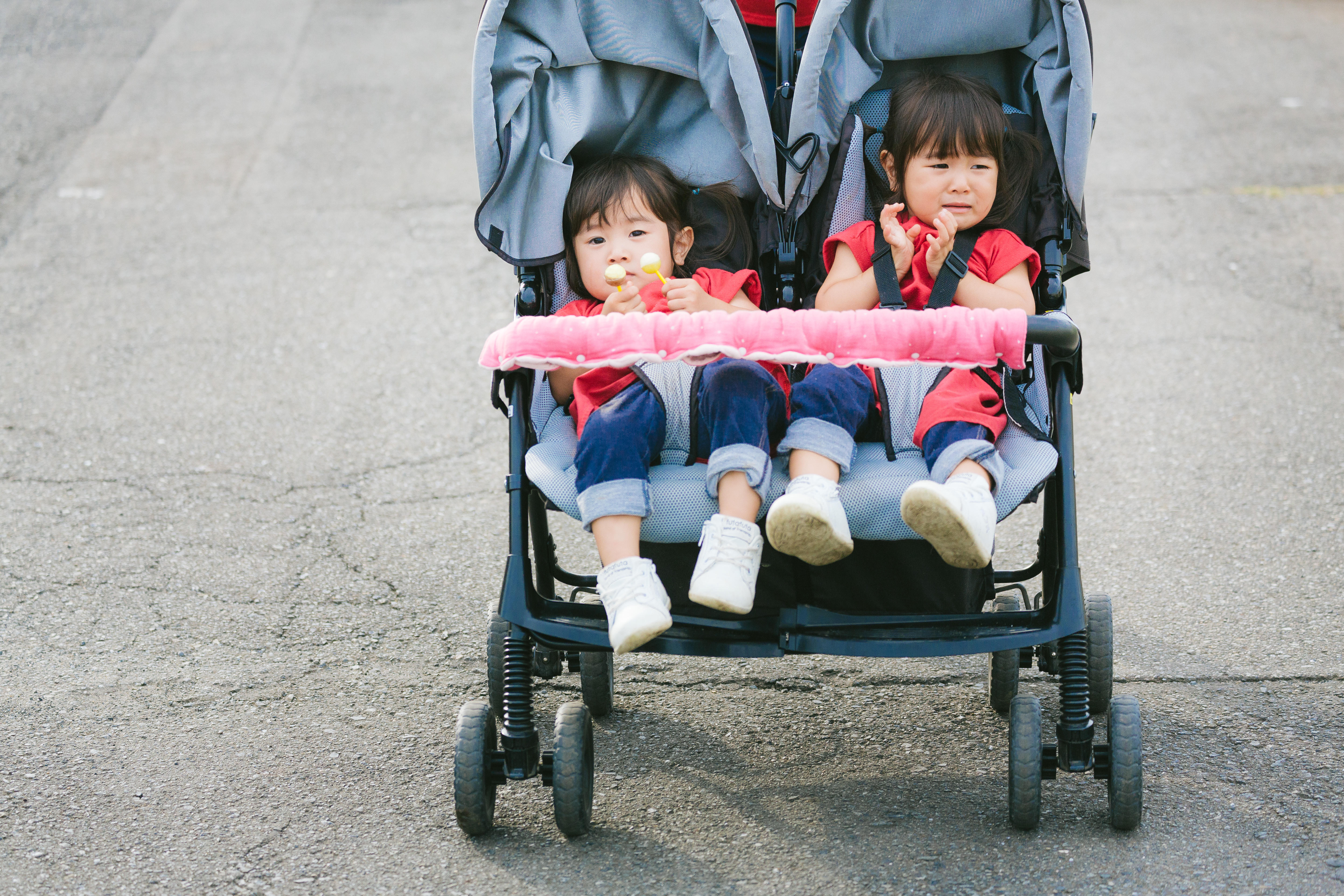 泣いても仲良しの双子の女児 ベビーカー の写真 画像 を無料ダウンロード フリー素材のぱくたそ