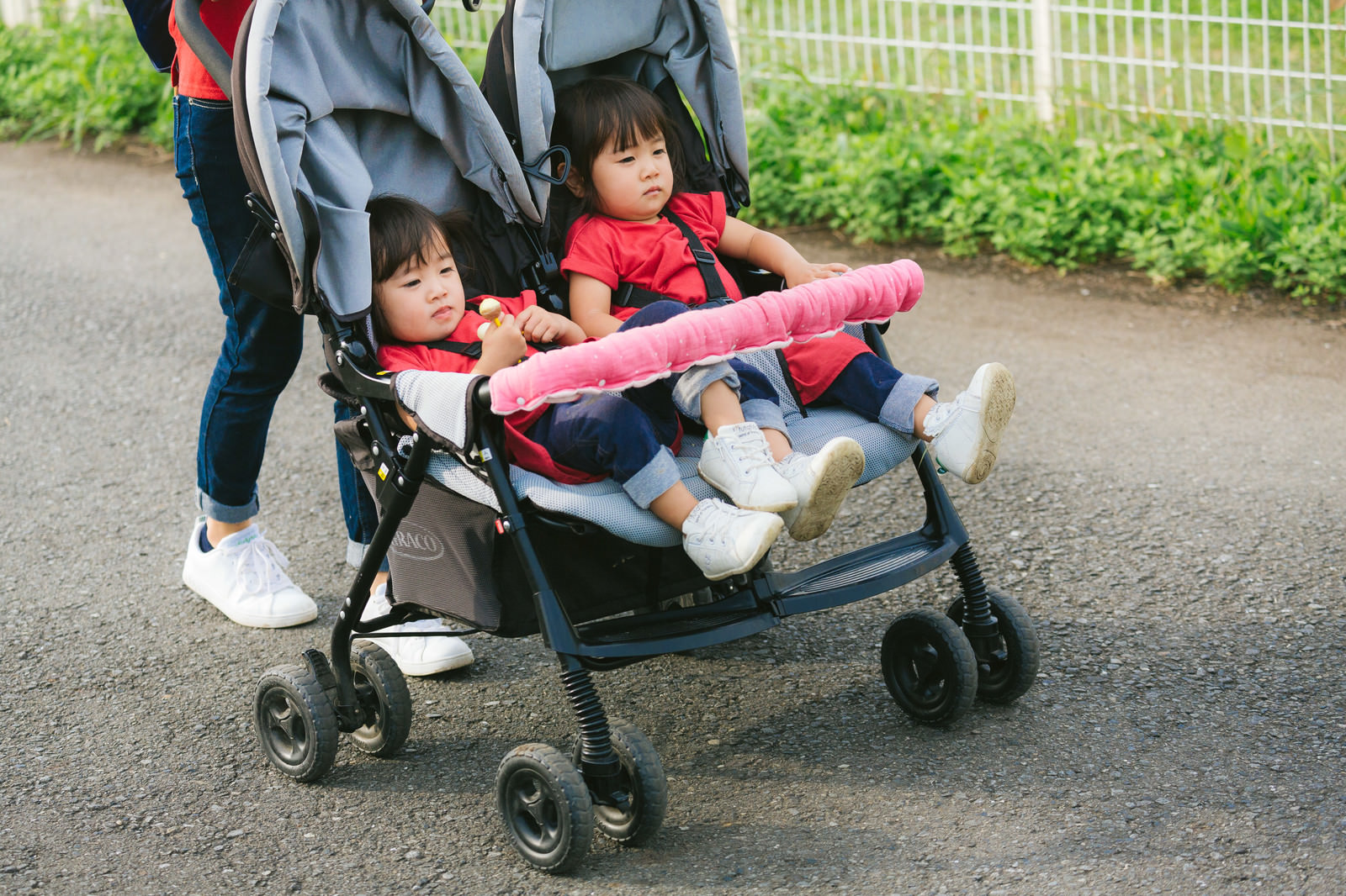 「二人乗りベビーカーで屋外散歩中」の写真［モデル：あおみどり］