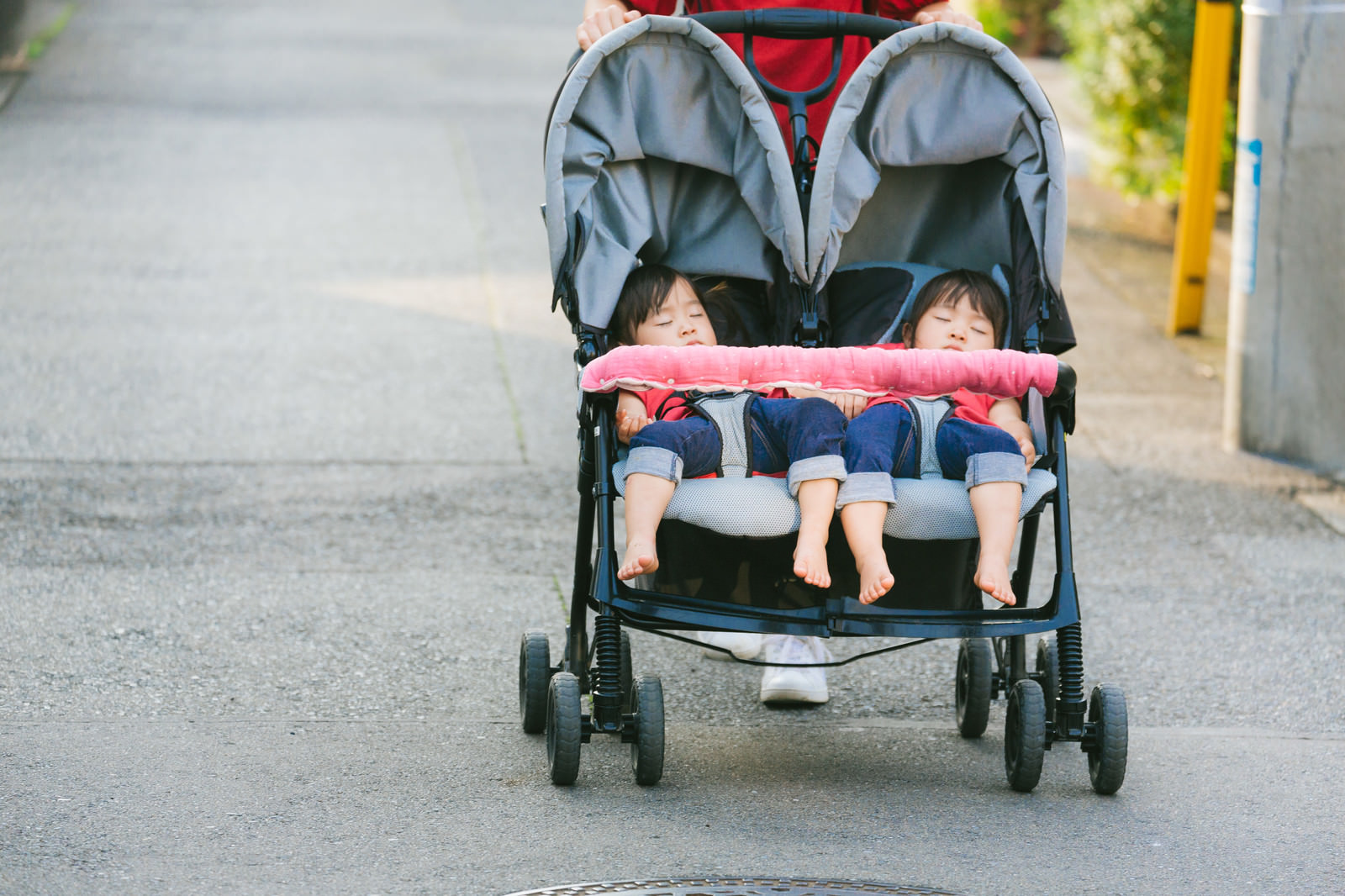 「外出時の子どものお昼寝（二人乗りベビーカー）外出時の子どものお昼寝（二人乗りベビーカー）」［モデル：あおみどり］のフリー写真素材を拡大