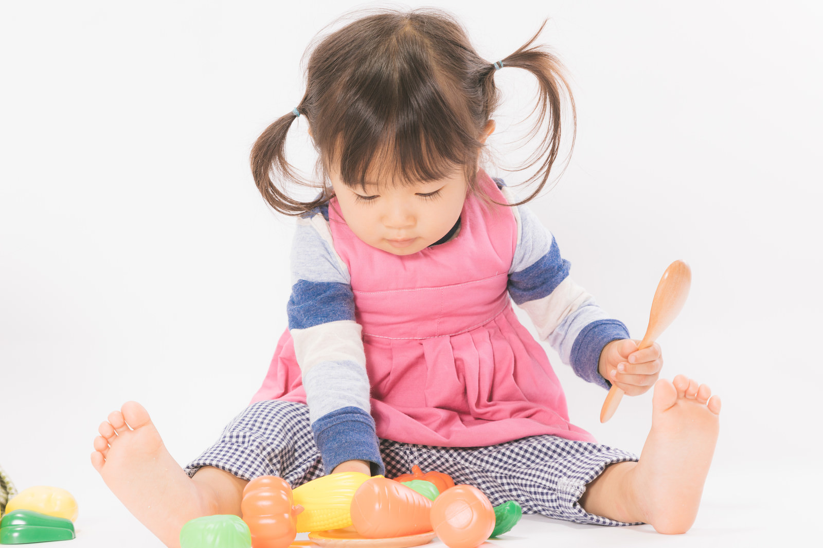 「ままごと遊びをする女の子」の写真