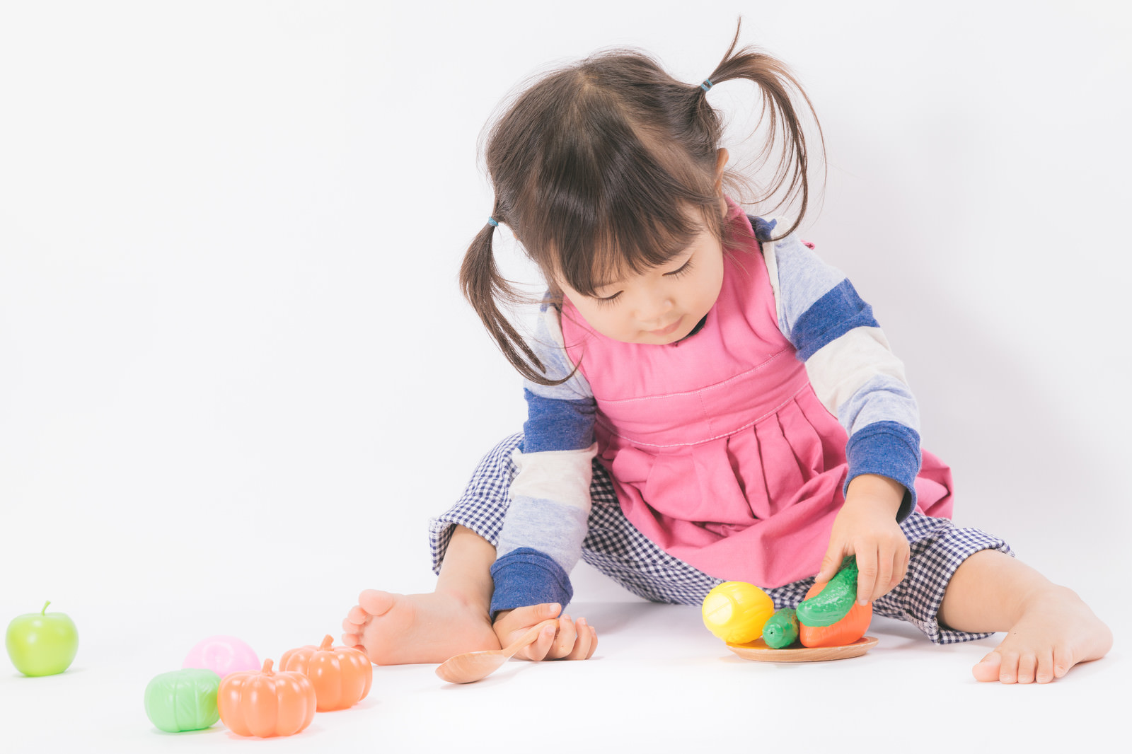 「ままごと遊びと女の子」の写真［モデル：あおみどり］