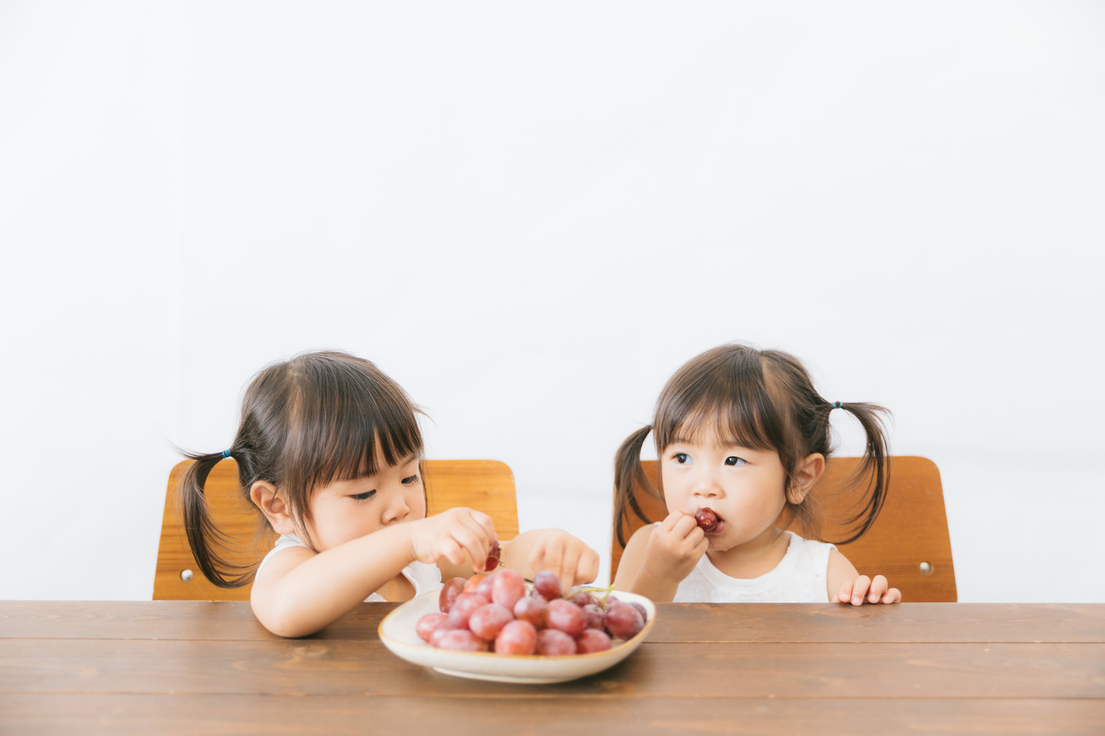 「子供たちのおやつに葡萄を与えてみた」の写真［モデル：あおみどり］