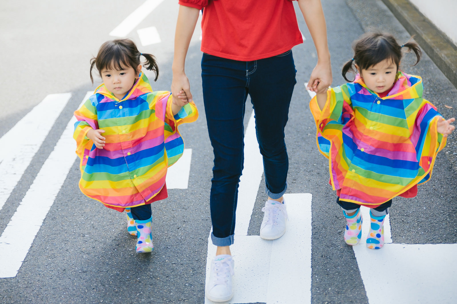 「公道は危ないのでしっかり子供の手をにぎる母親」の写真［モデル：あおみどり］