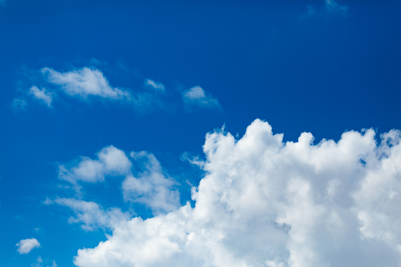 真夏空と雲の写真素材 ぱくたそ