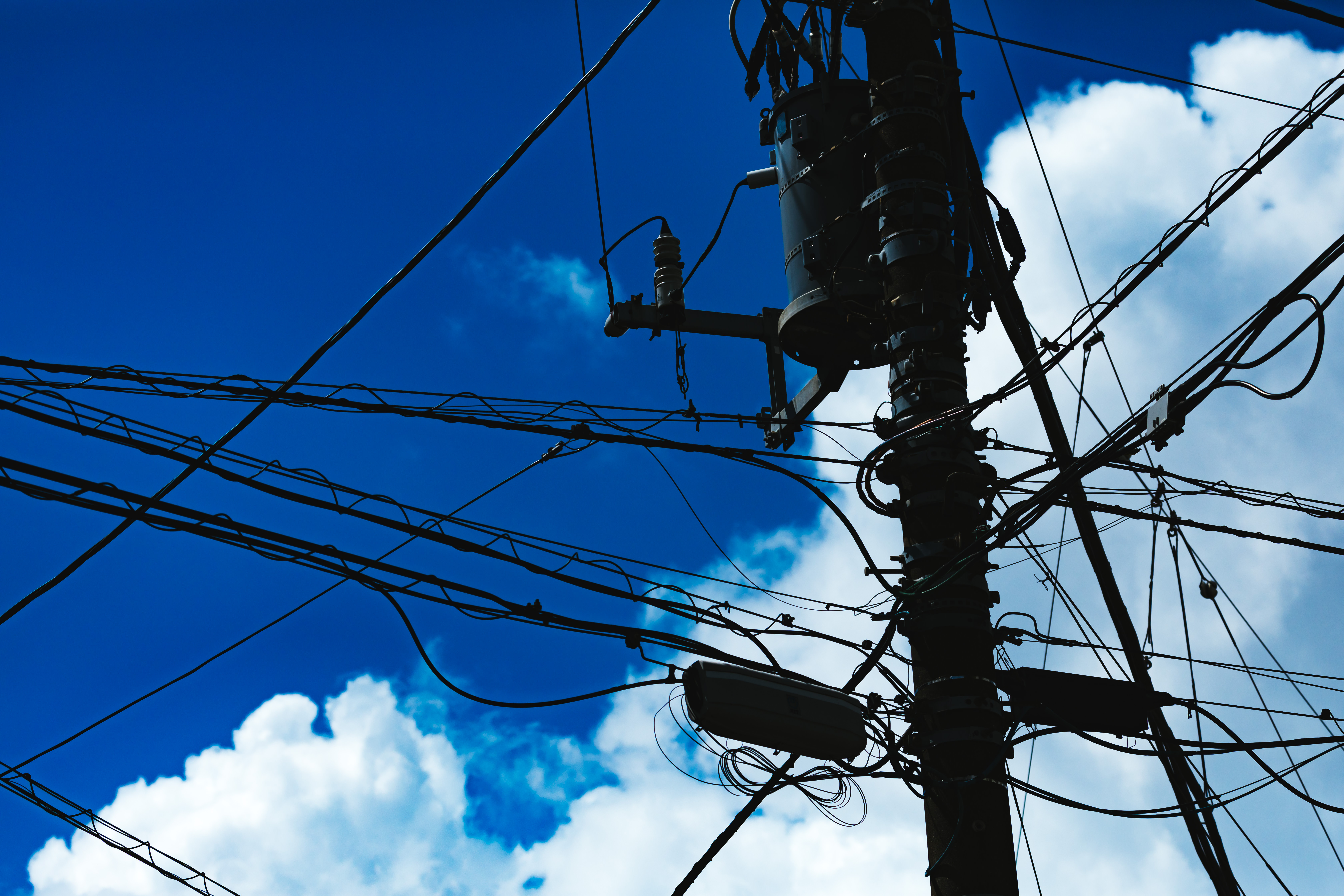 積乱雲と電信柱のシルエットの写真素材 ぱくたそ