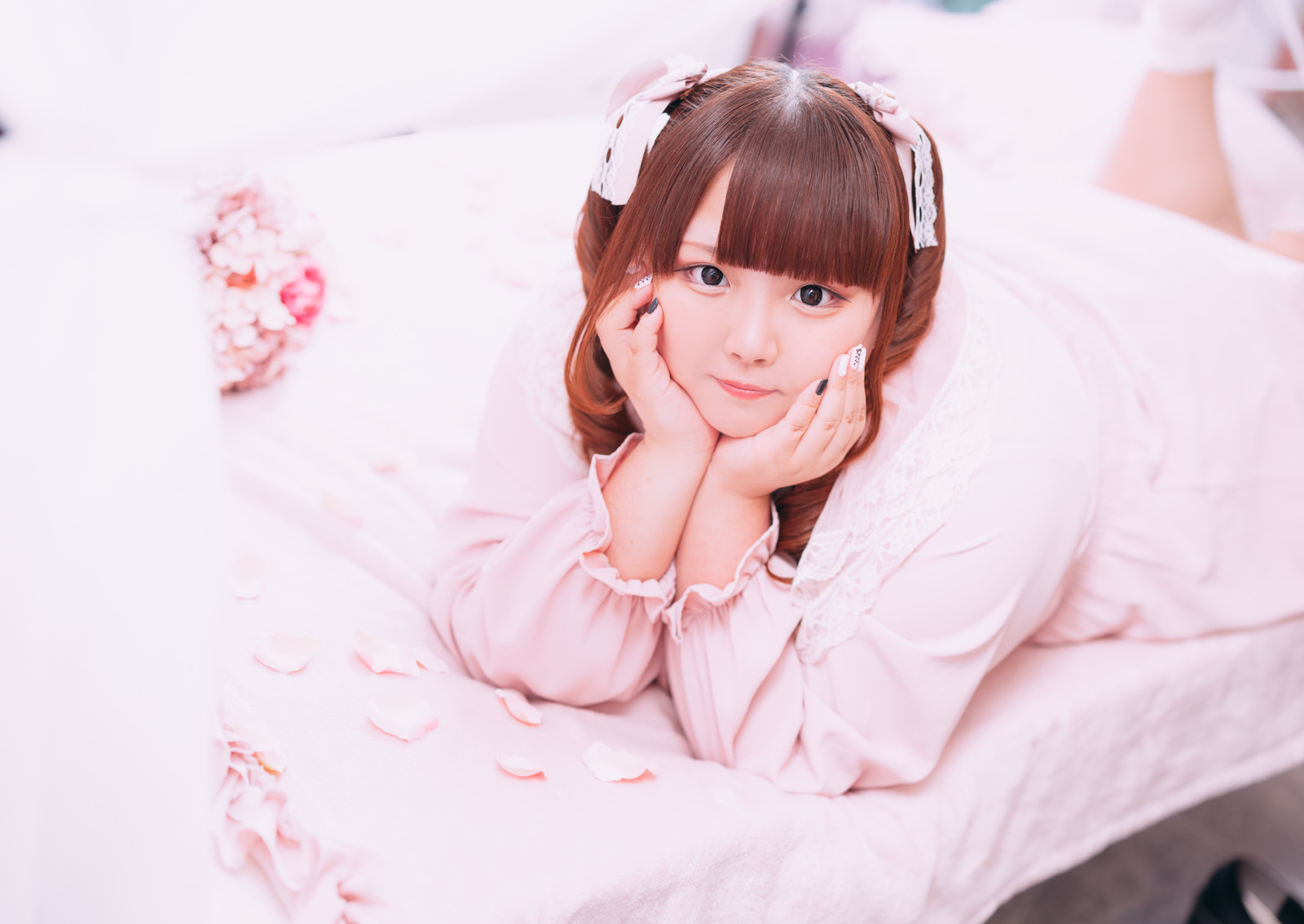 「歯痛ポーズのぽちゃかわ女子 | フリー素材のぱくたそ」の写真［モデル：あづき］