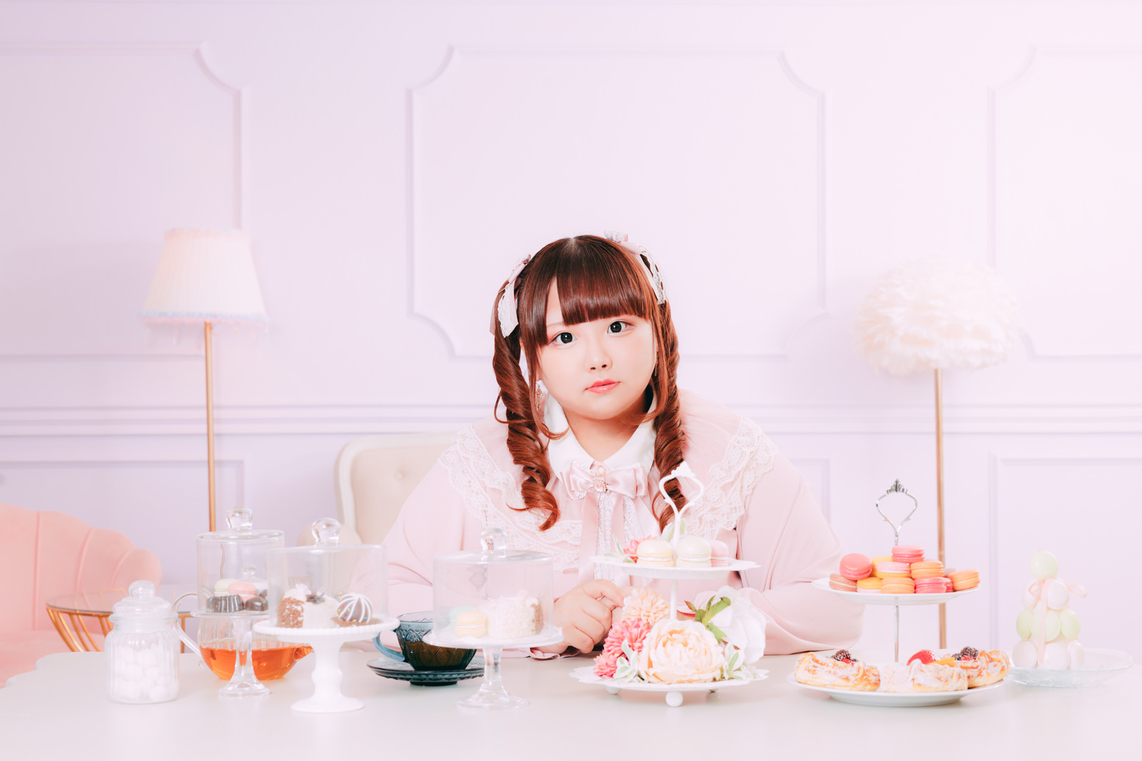「午後のお菓子タイムを楽しむゆるふわ女子 | フリー素材のぱくたそ」の写真［モデル：あづき］
