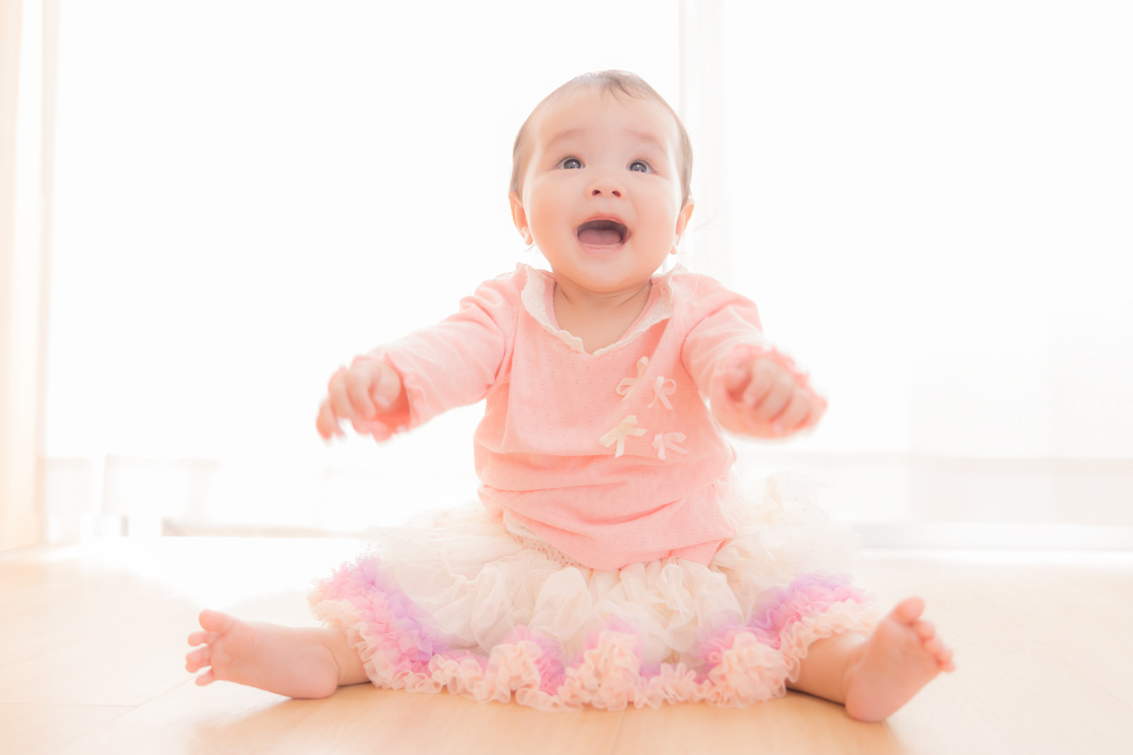「駄々をこねる姿も可愛い乳幼児」の写真［モデル：めぐな］