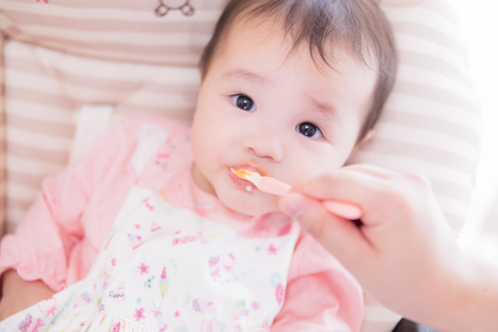 「離乳食もぐもぐ」の写真［モデル：めぐな］