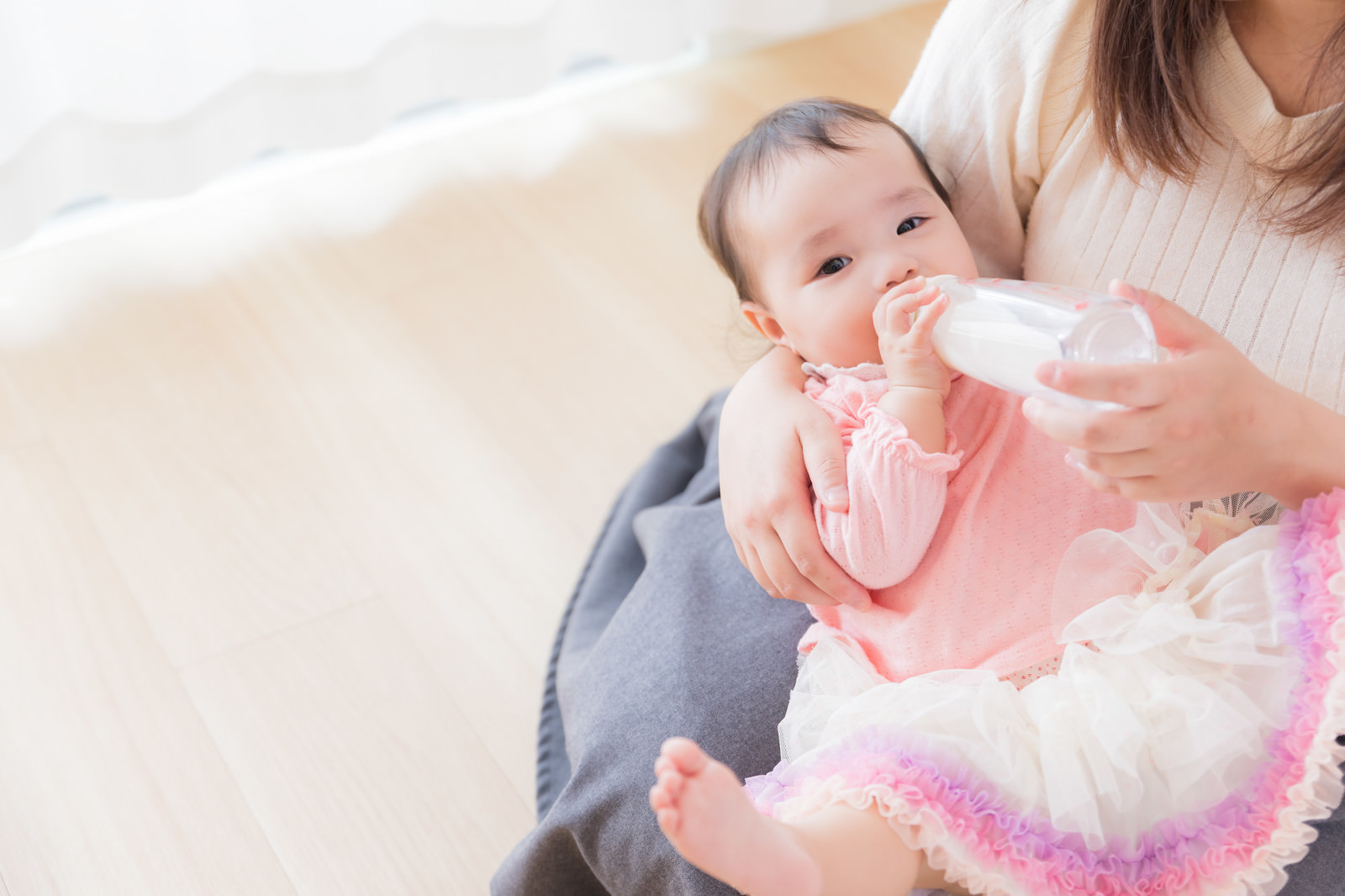 「ミルクをもらってご機嫌しゃん、足ぱかー」の写真［モデル：めぐな］