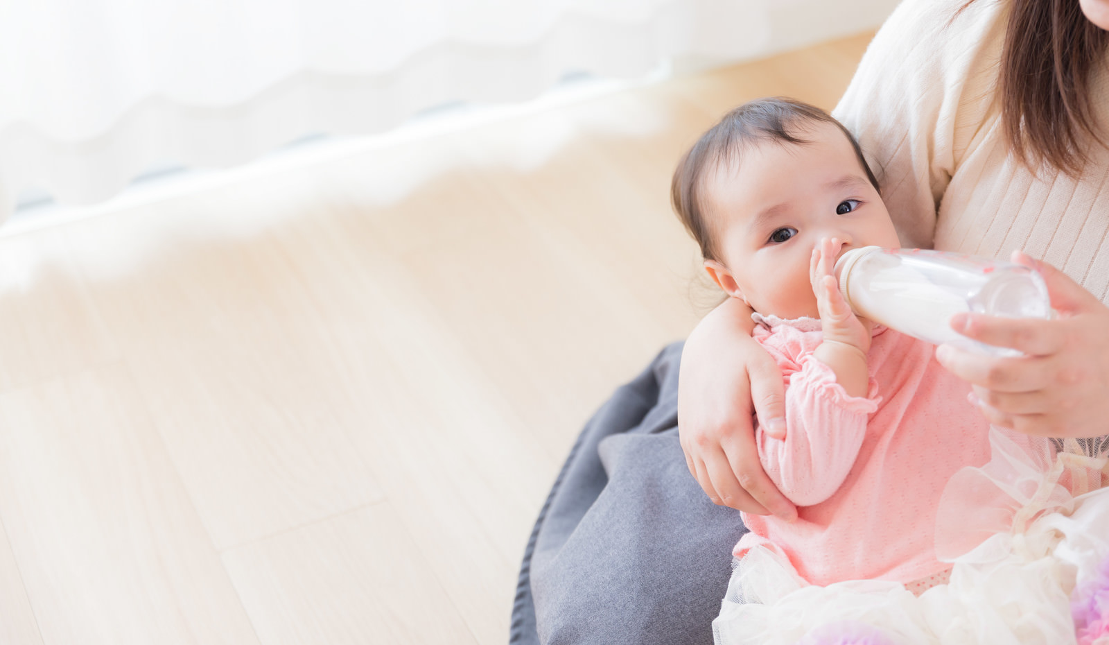 ママに抱かれて哺乳瓶でミルクを飲む赤ちゃん｜無料の写真素材はフリー ...