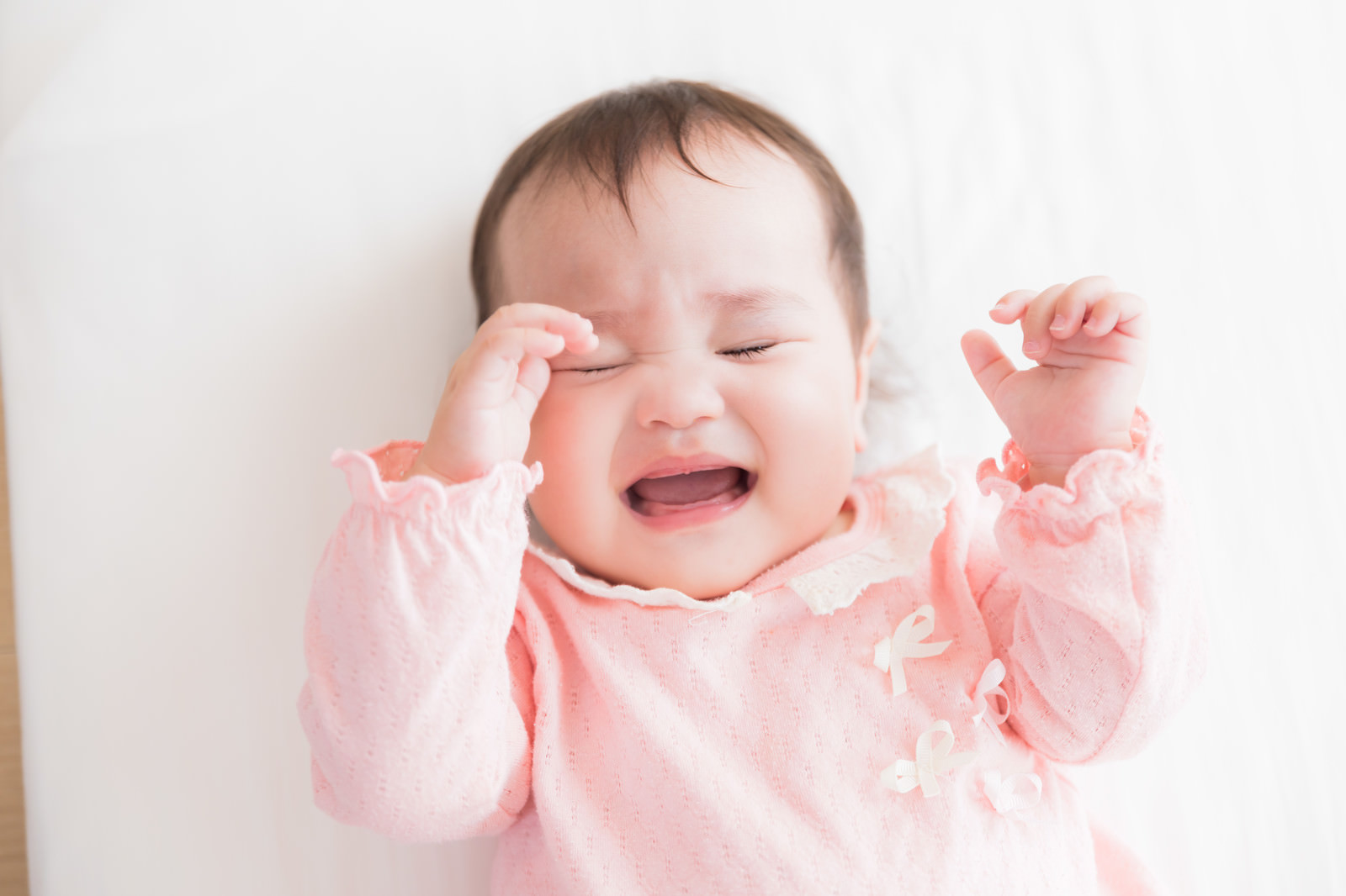 「眠たくて仕方がない赤ちゃん」の写真