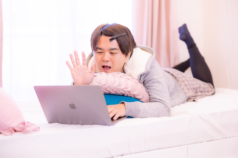 ベッド 写真はイメージです。 ベッドに寝転びながらZOOMするの無料の写真素材 - ID.77511｜フリー