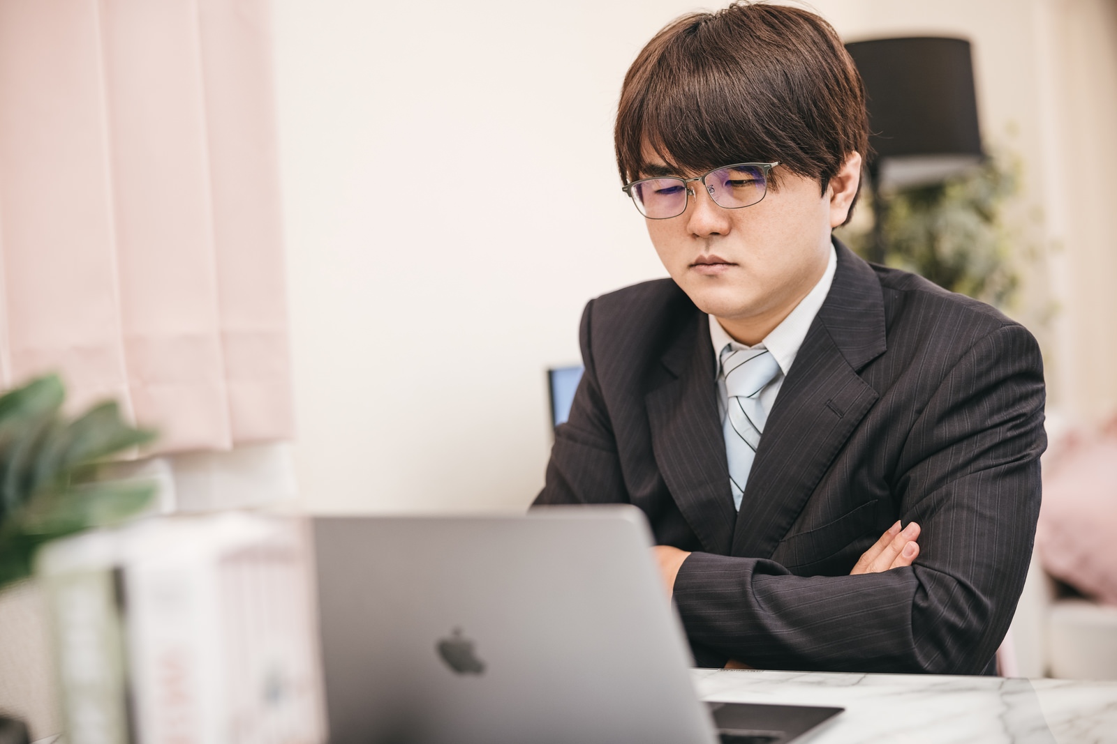「数字とにらめっこする経理 | フリー素材のぱくたそ」の写真［モデル：はしも。］