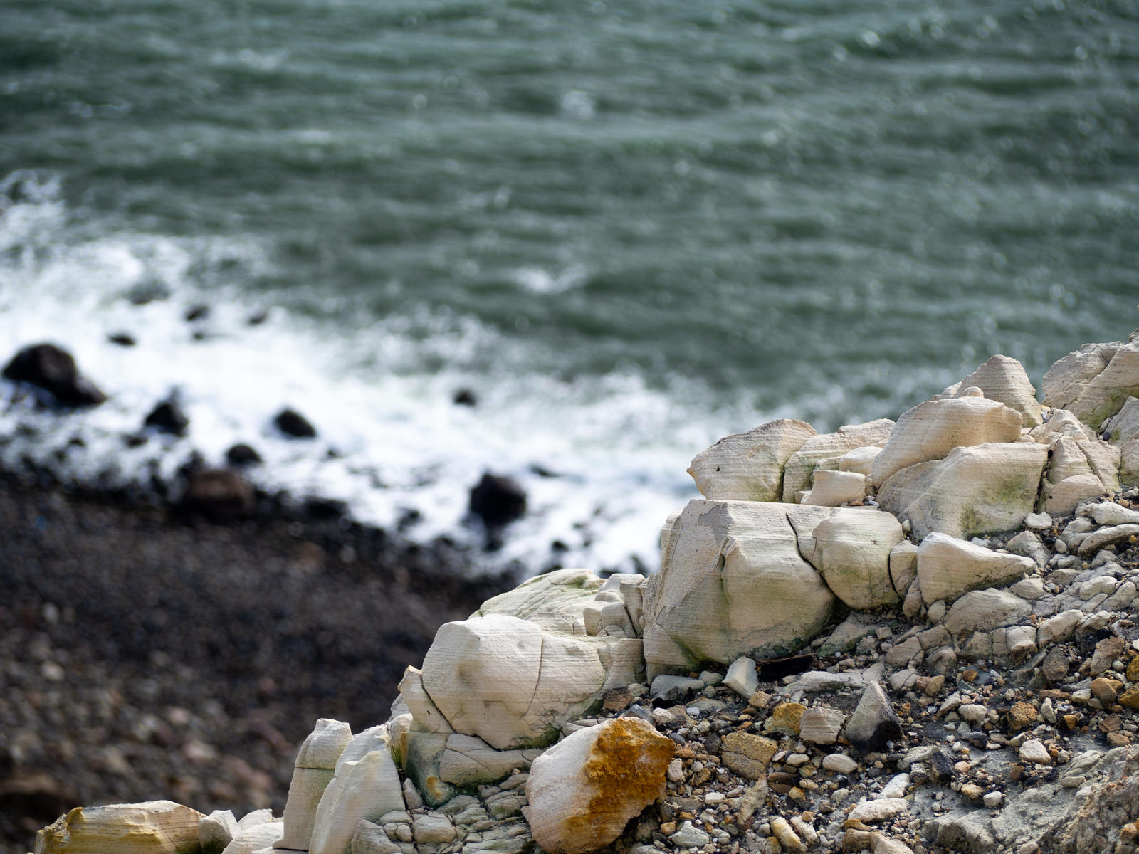 「摺鉢山から観る崖の白いゴツゴツした岩 | フリー素材のぱくたそ」の写真