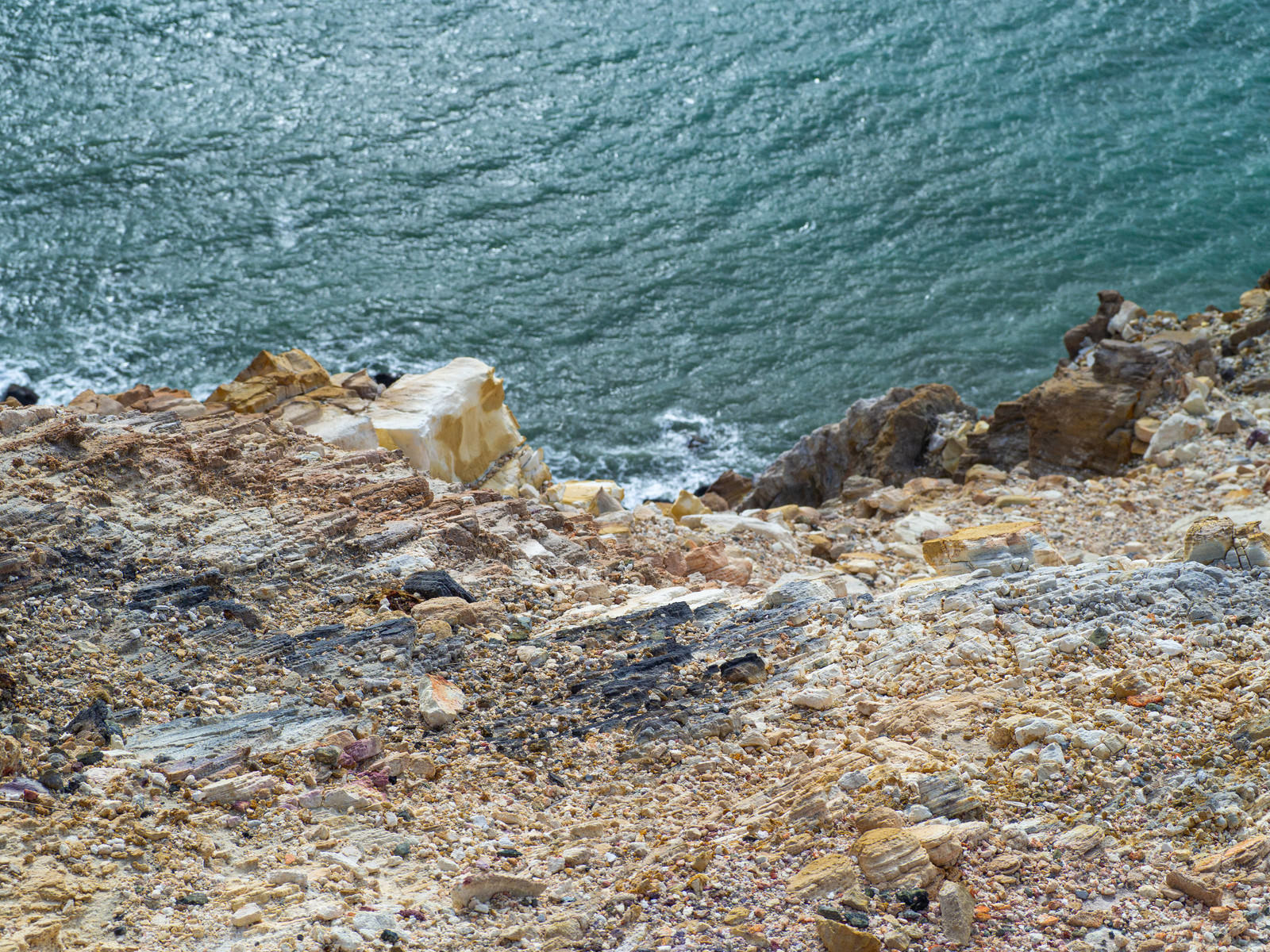 「摺鉢山から見下ろす崖 | フリー素材のぱくたそ」の写真