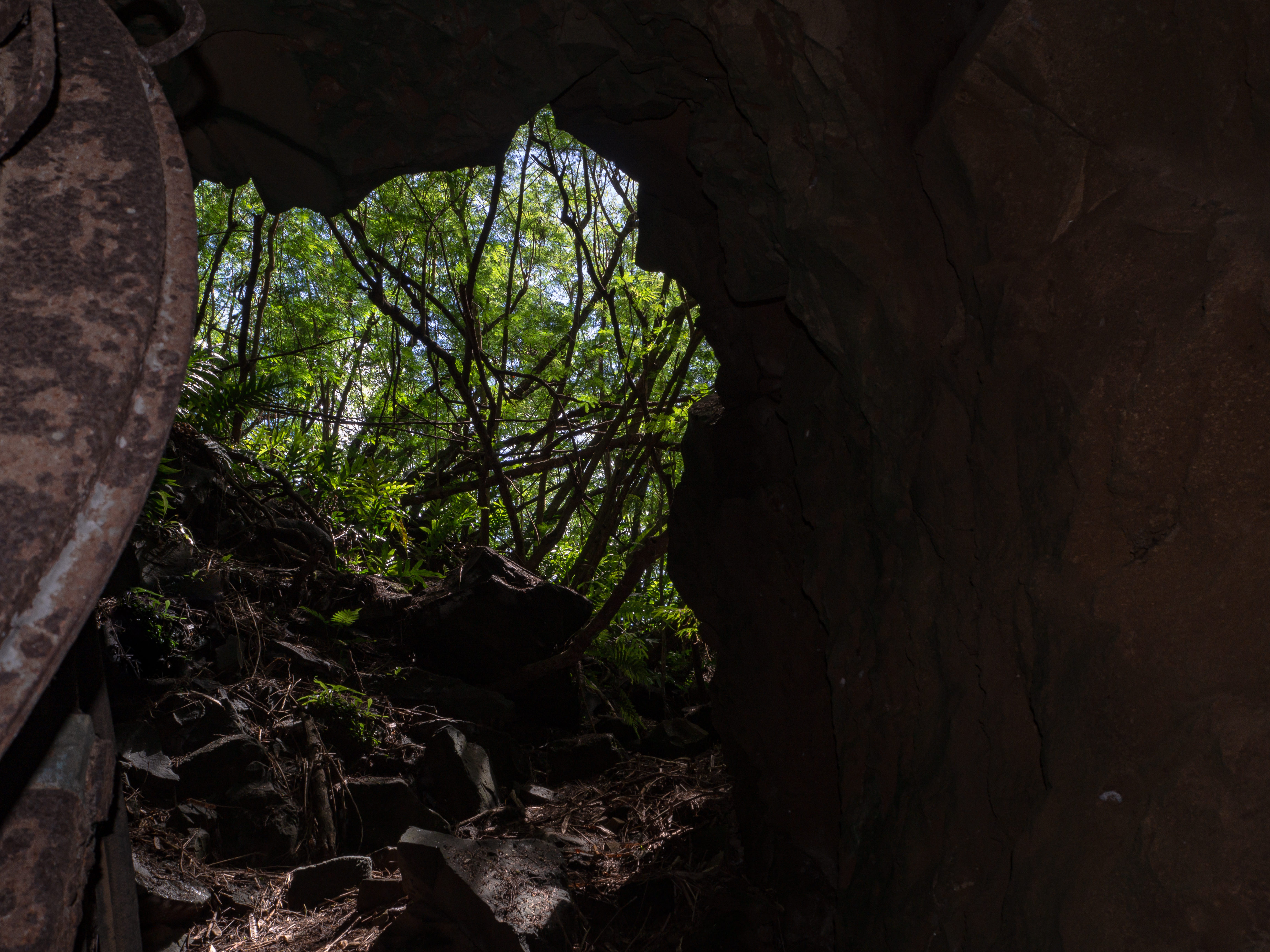 探照灯の裏側から見る壕の入り口付近の様子の写真素材 ぱくたそ