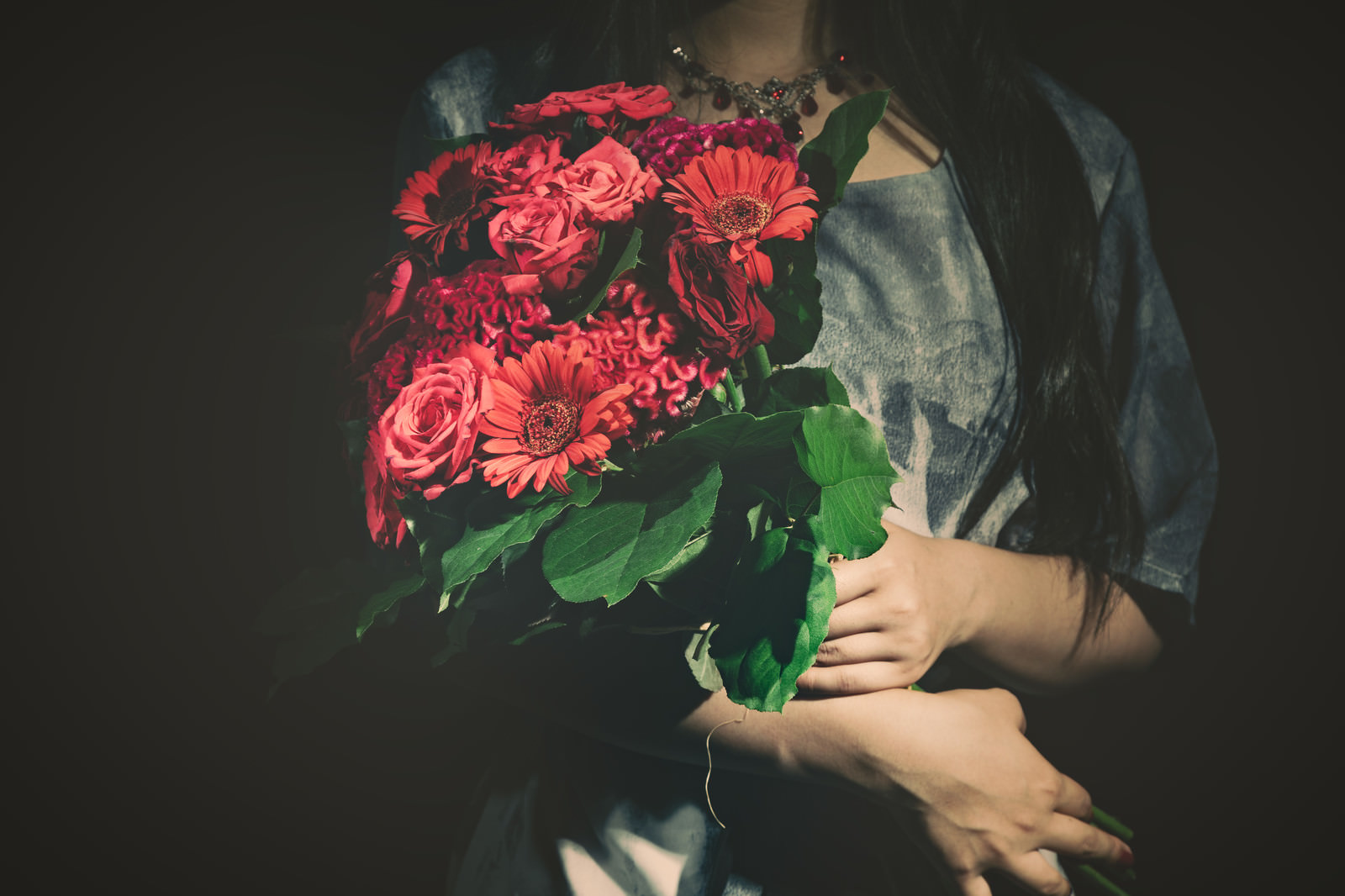 「バラの花束をを抱えた女性 | フリー素材のぱくたそ」の写真