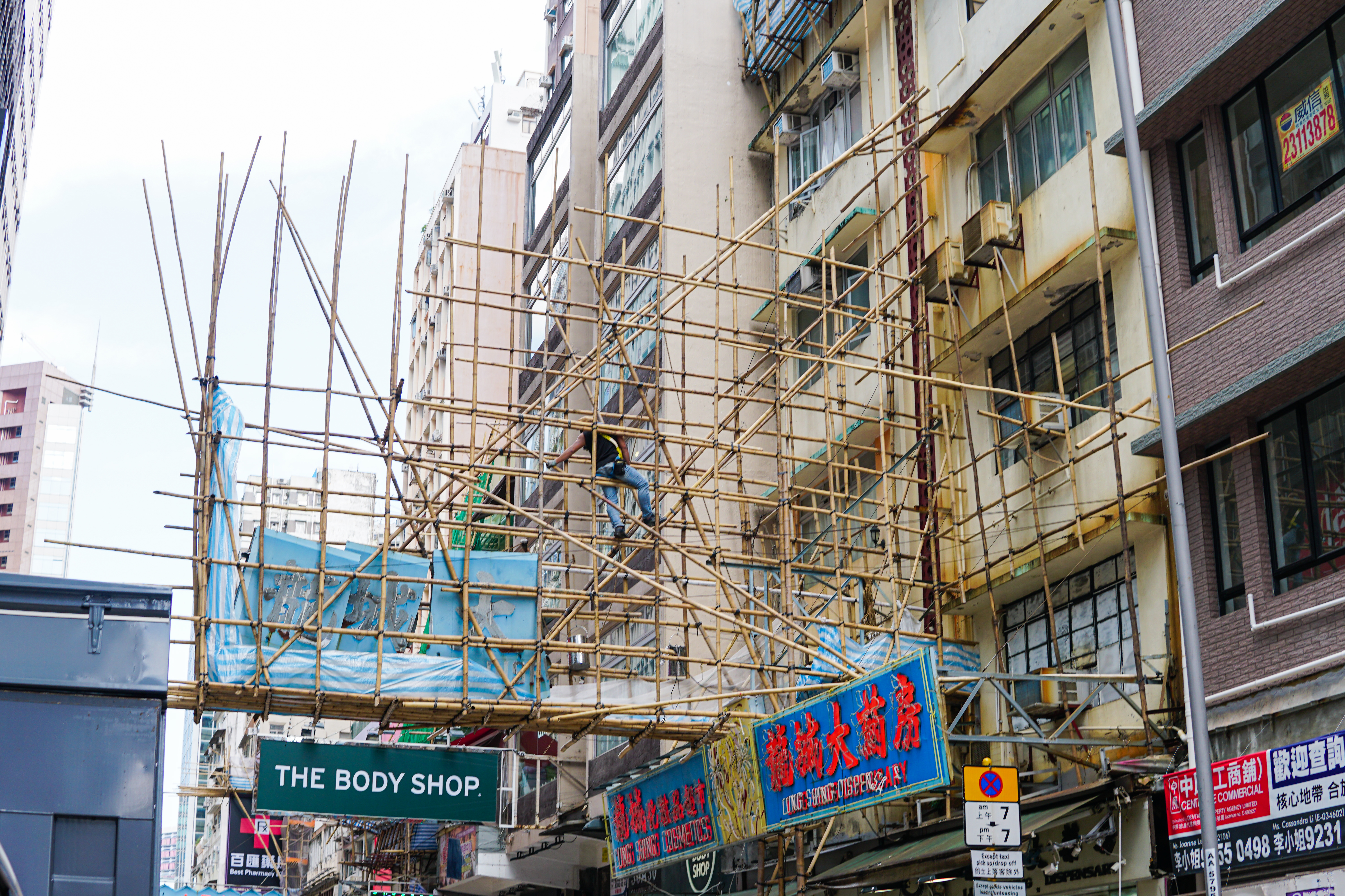 香港の街で見かける竹の足場の写真素材 ぱくたそ
