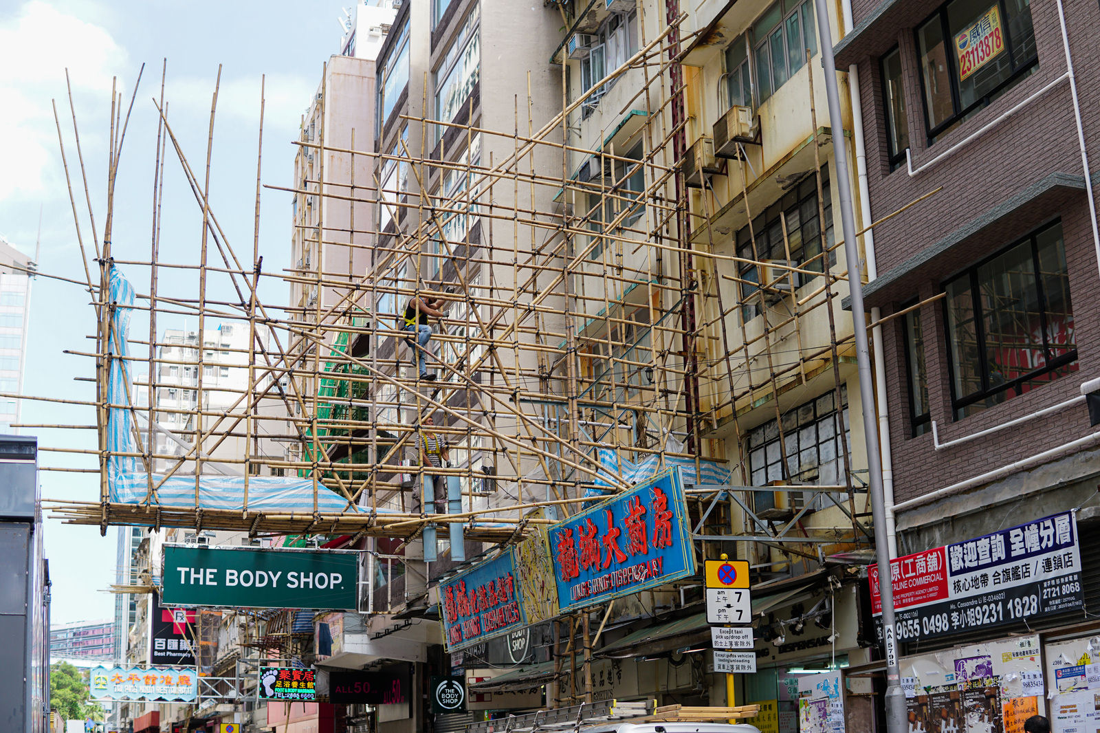 「香港街で見かける竹製の足場 | フリー素材のぱくたそ」の写真