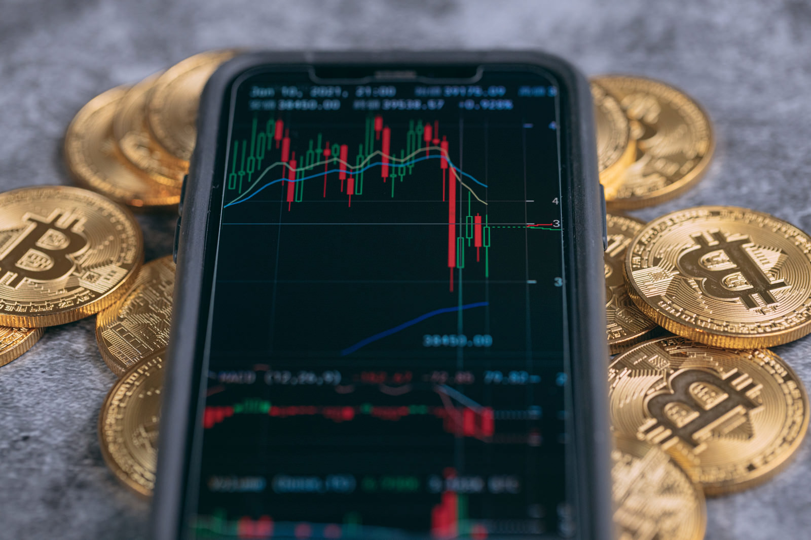 「推移するチャートとビットコイン」の写真