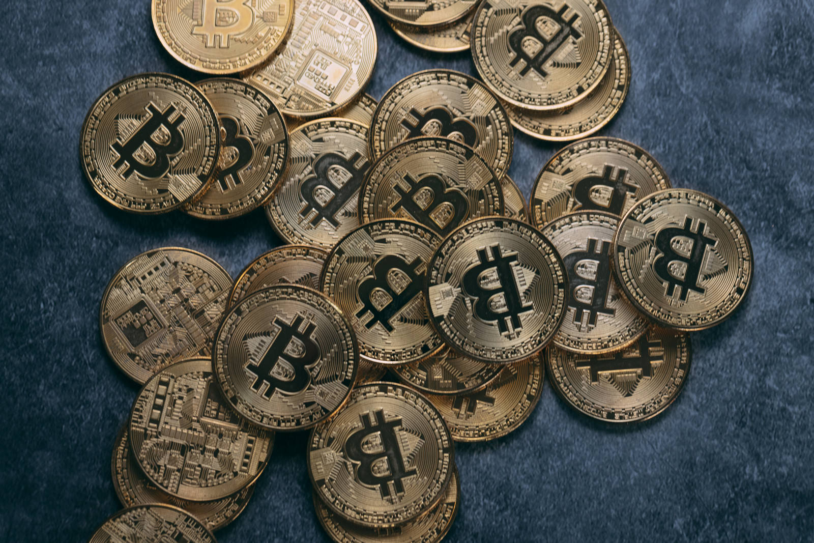 重なり合うゴールド色のコイン ビットコイン の写真素材 ぱくたそ