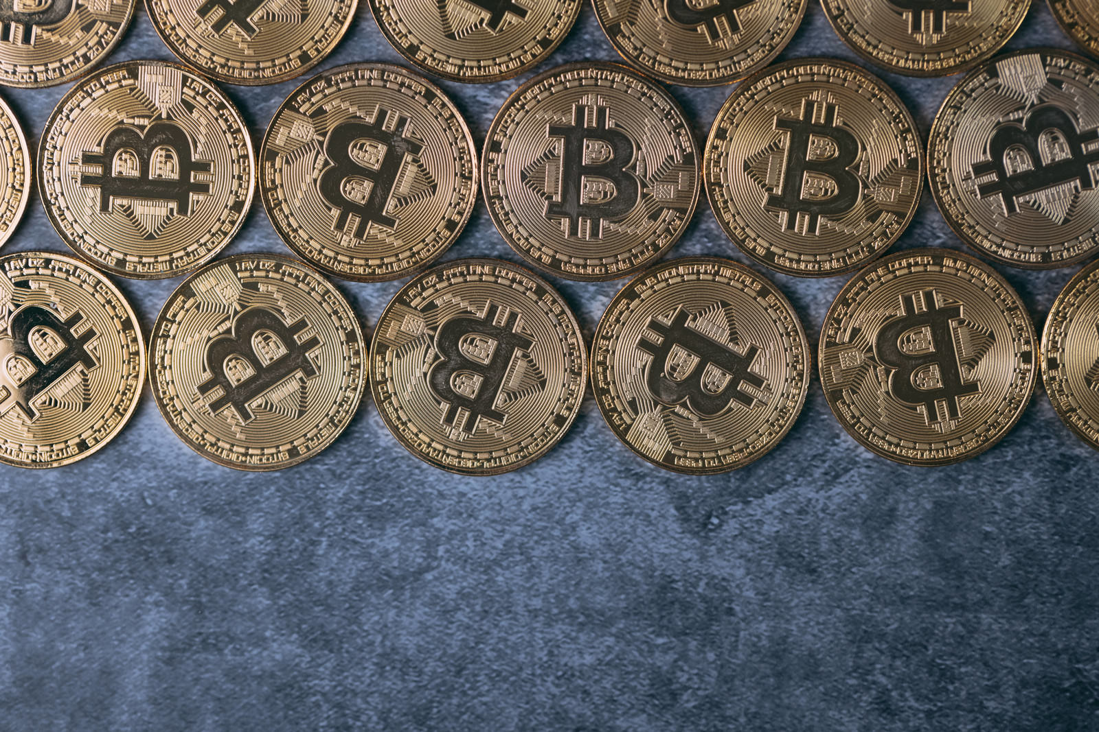 「規則正しく並べたビットコイン | フリー素材のぱくたそ」の写真