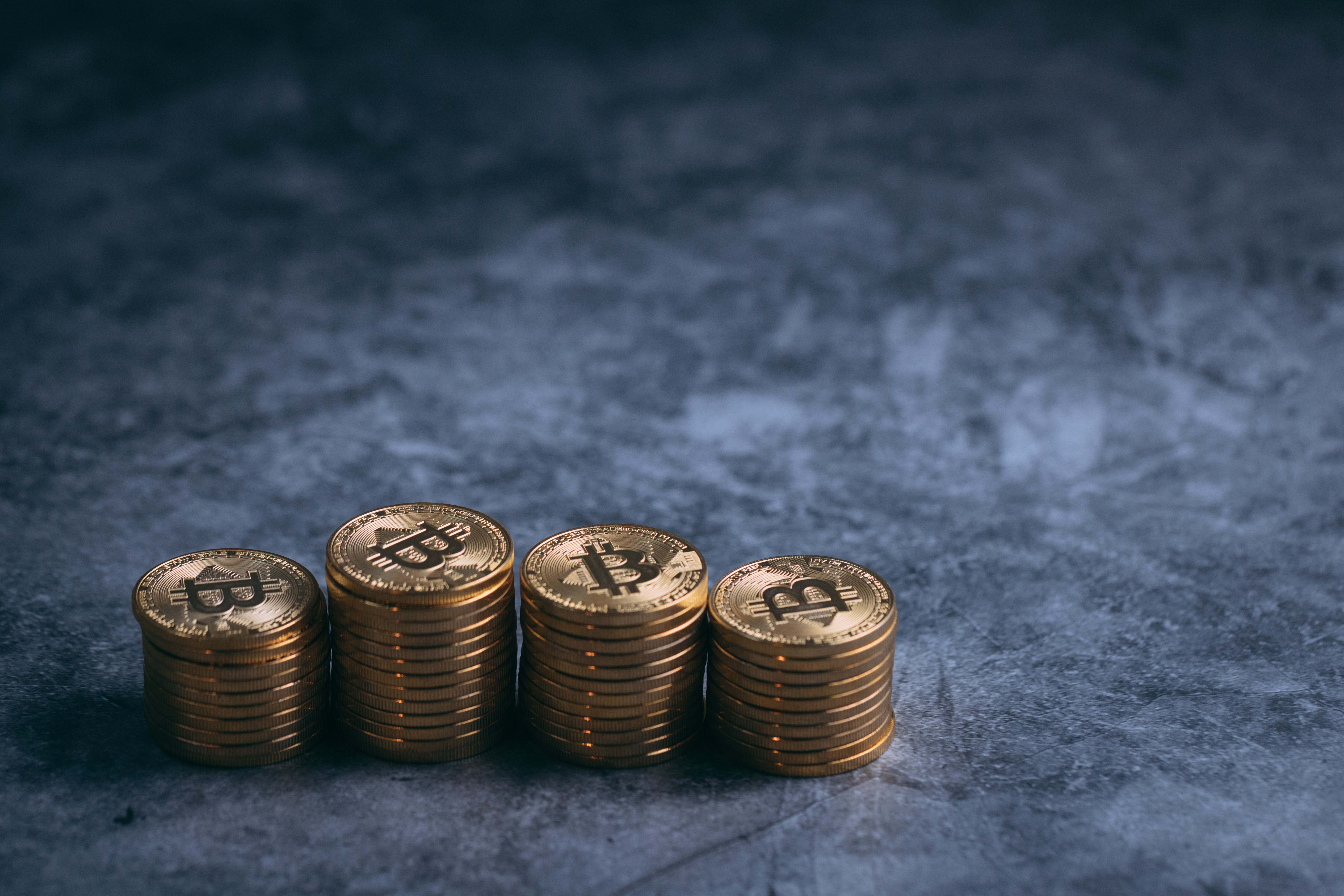 並列に積み上げた金貨 ビットコイン の写真素材 ぱくたそ