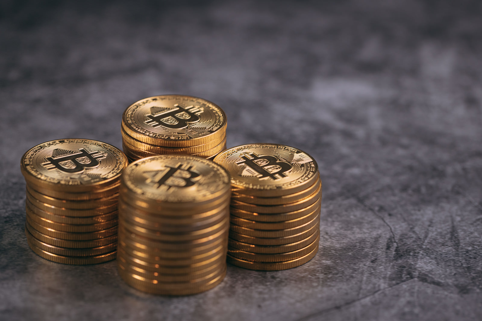 「積み上げた四つ山のビットコイン | フリー素材のぱくたそ」の写真