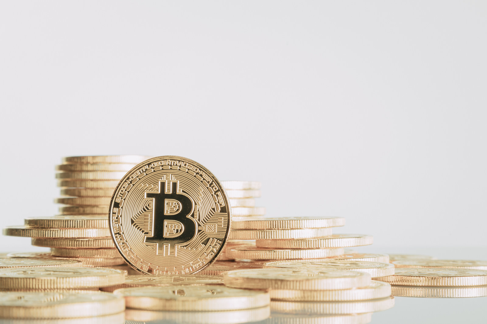 溢れるビットコインの写真を無料ダウンロード フリー素材 ぱくたそ