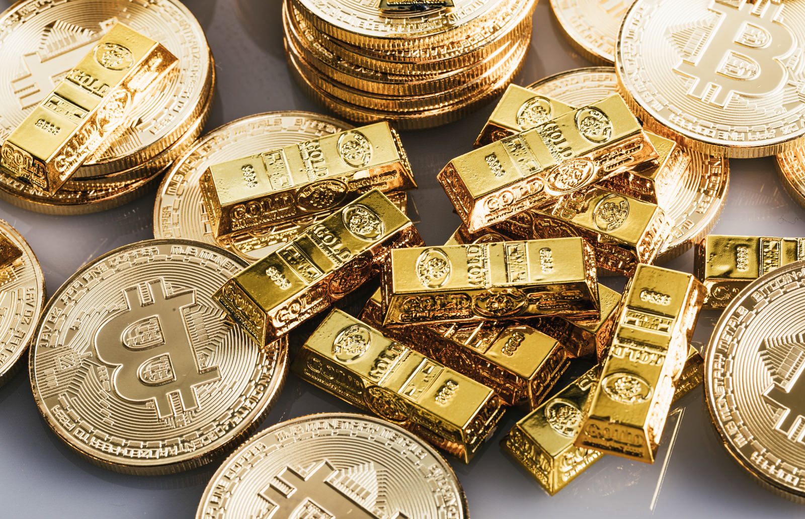 「ビットコインとゴールドバー | フリー素材のぱくたそ」の写真