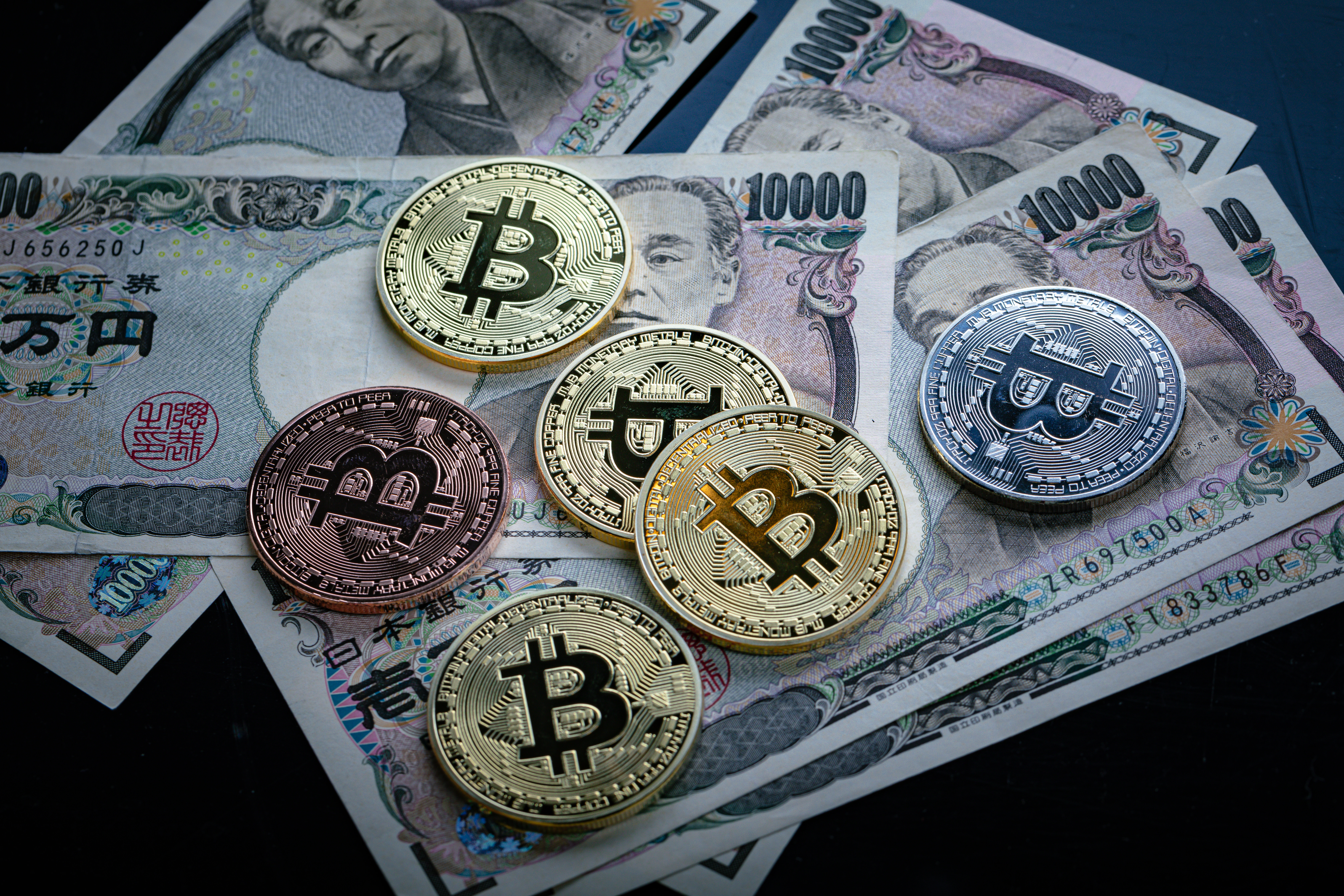 現金からビットコインの写真素材 ぱくたそ