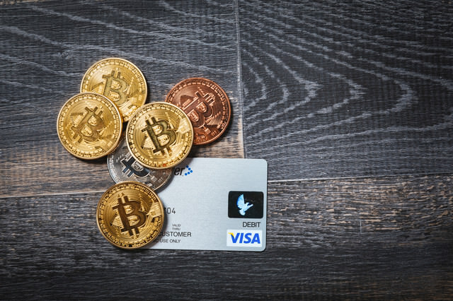 「デビットカードと仮想通貨」のフリー写真素材