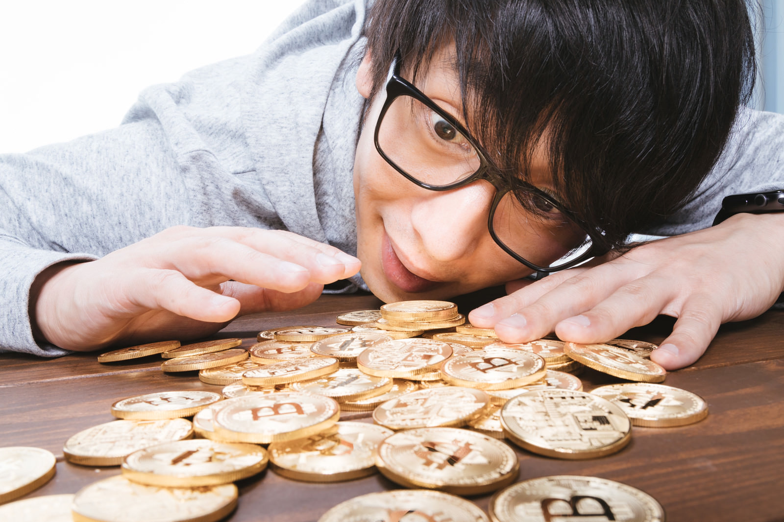 「ハッキングで大量の仮想通貨を盗んだ男性」の写真［モデル：大川竜弥］