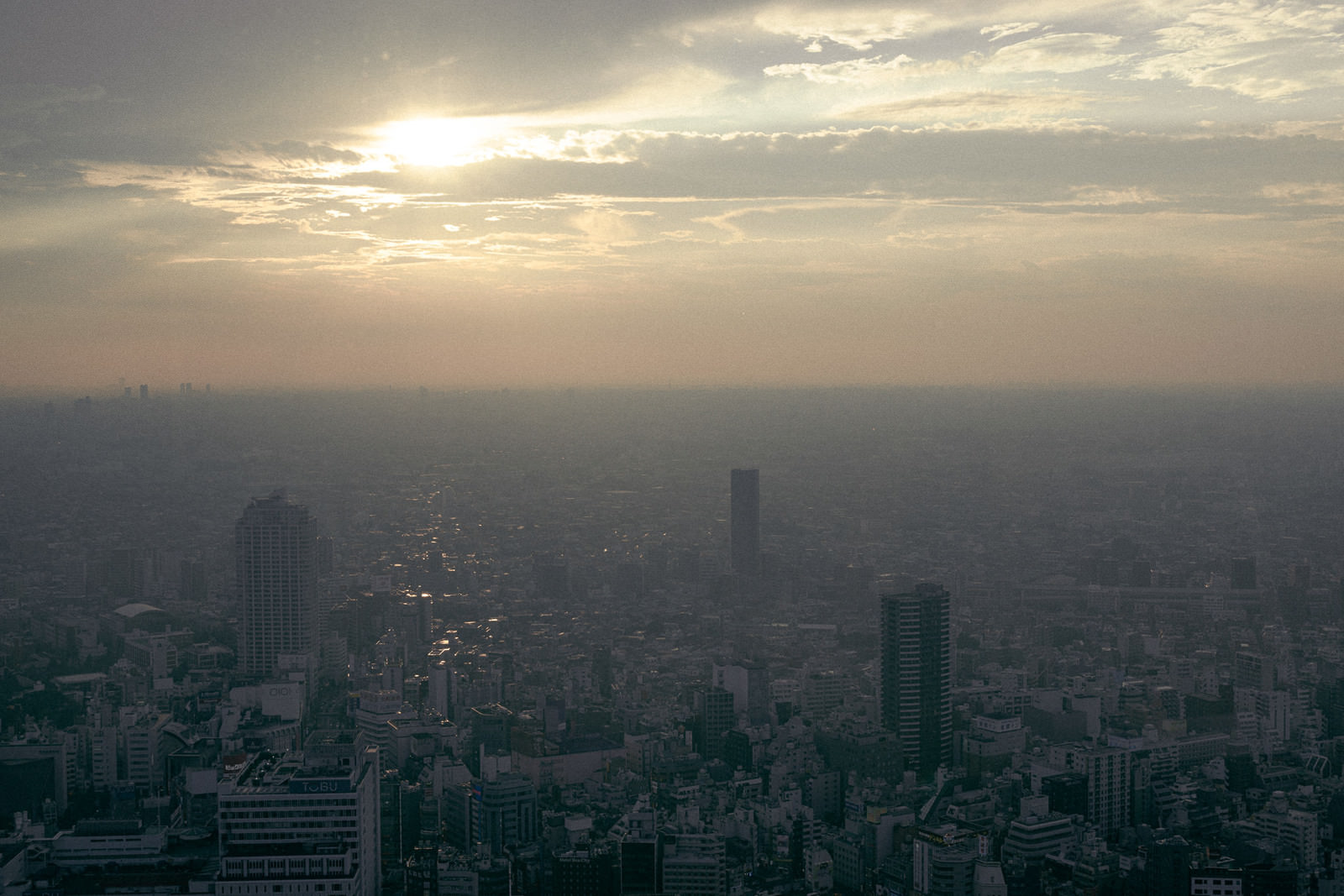 夕暮れの都市部のフリー素材