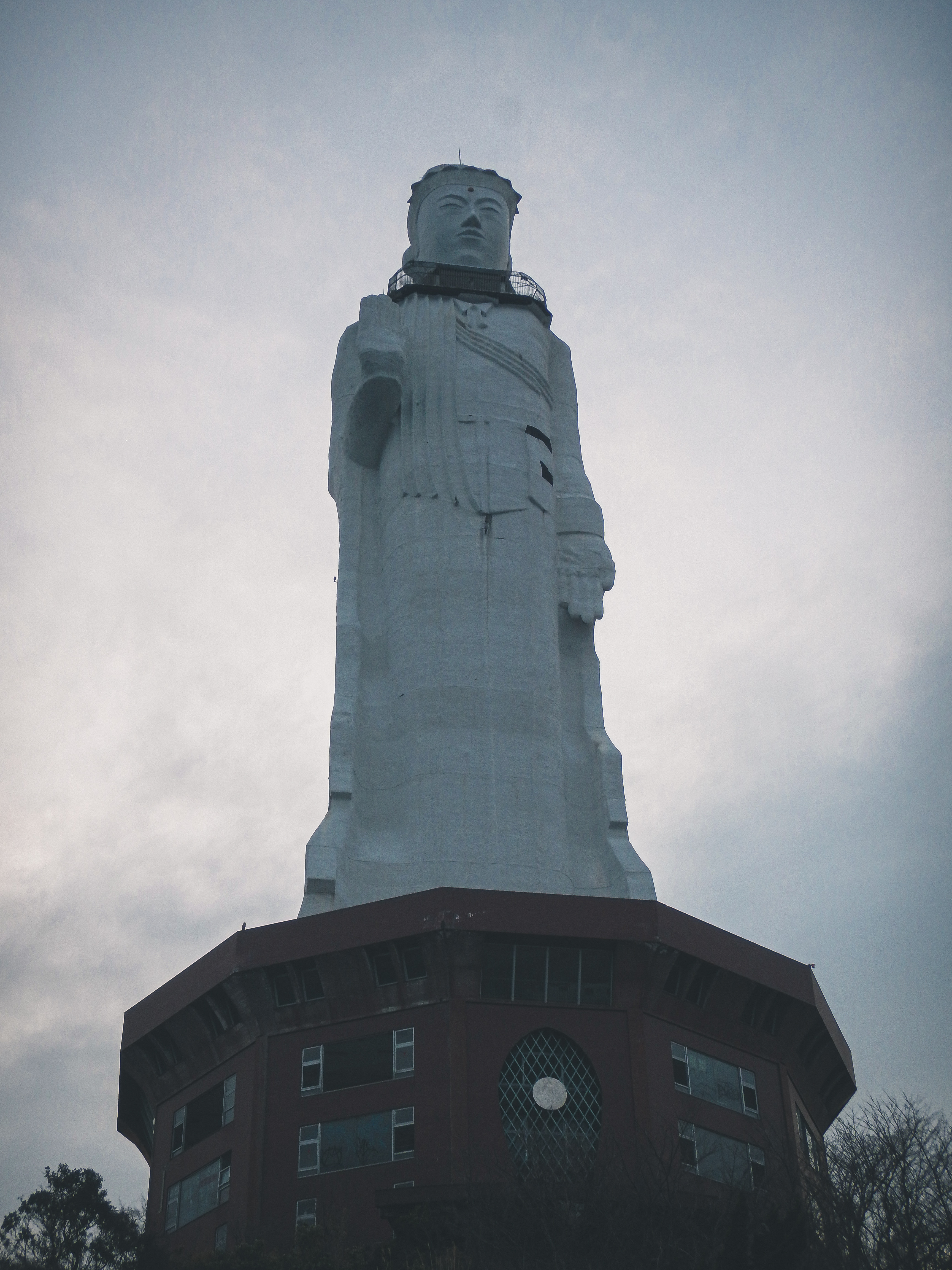全長100メートルある世界平和大観音像 淡路島 の写真素材 ぱくたそ