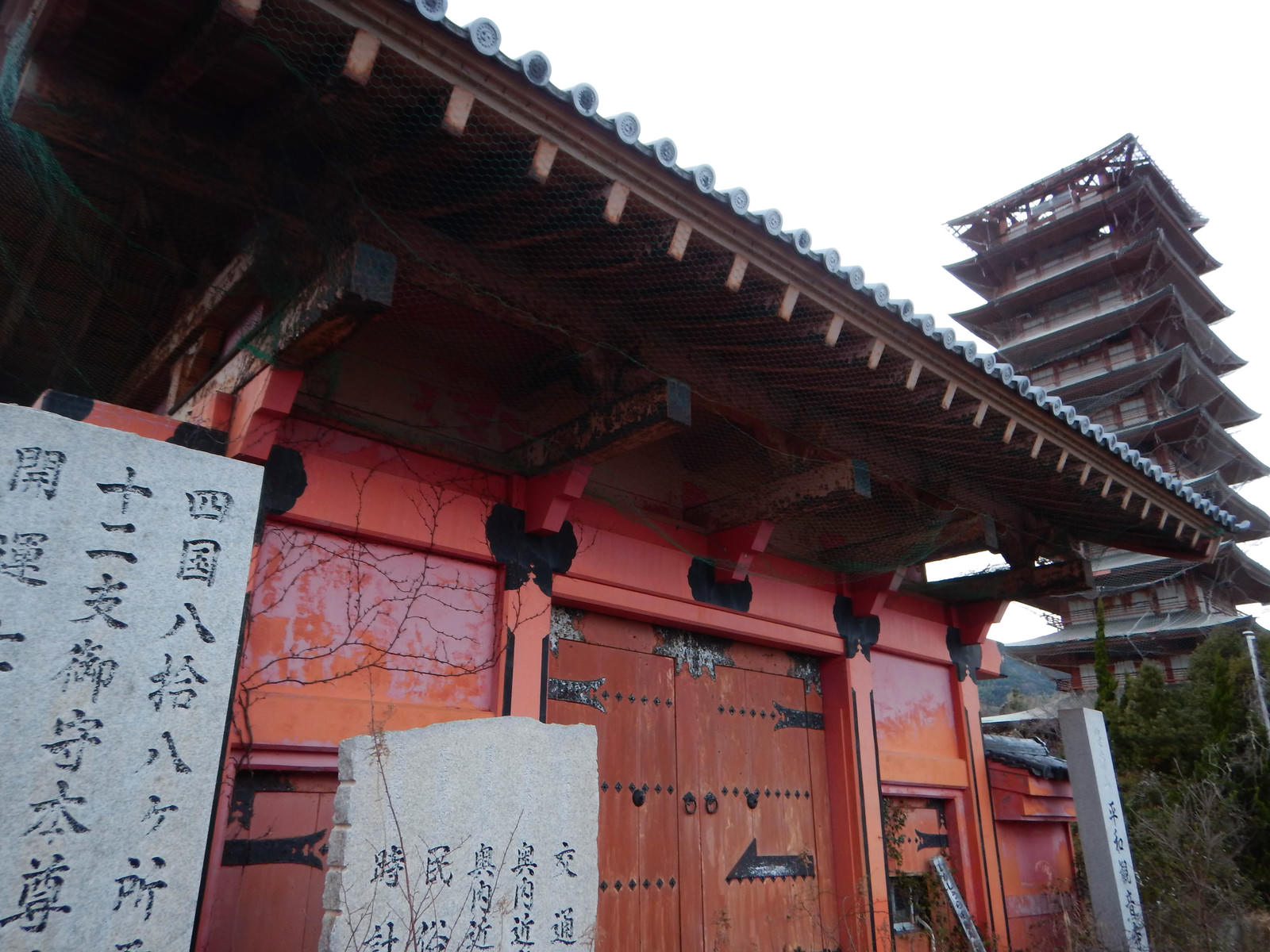 世界平和大観音像前の門と十重の塔の写真素材 ぱくたそ