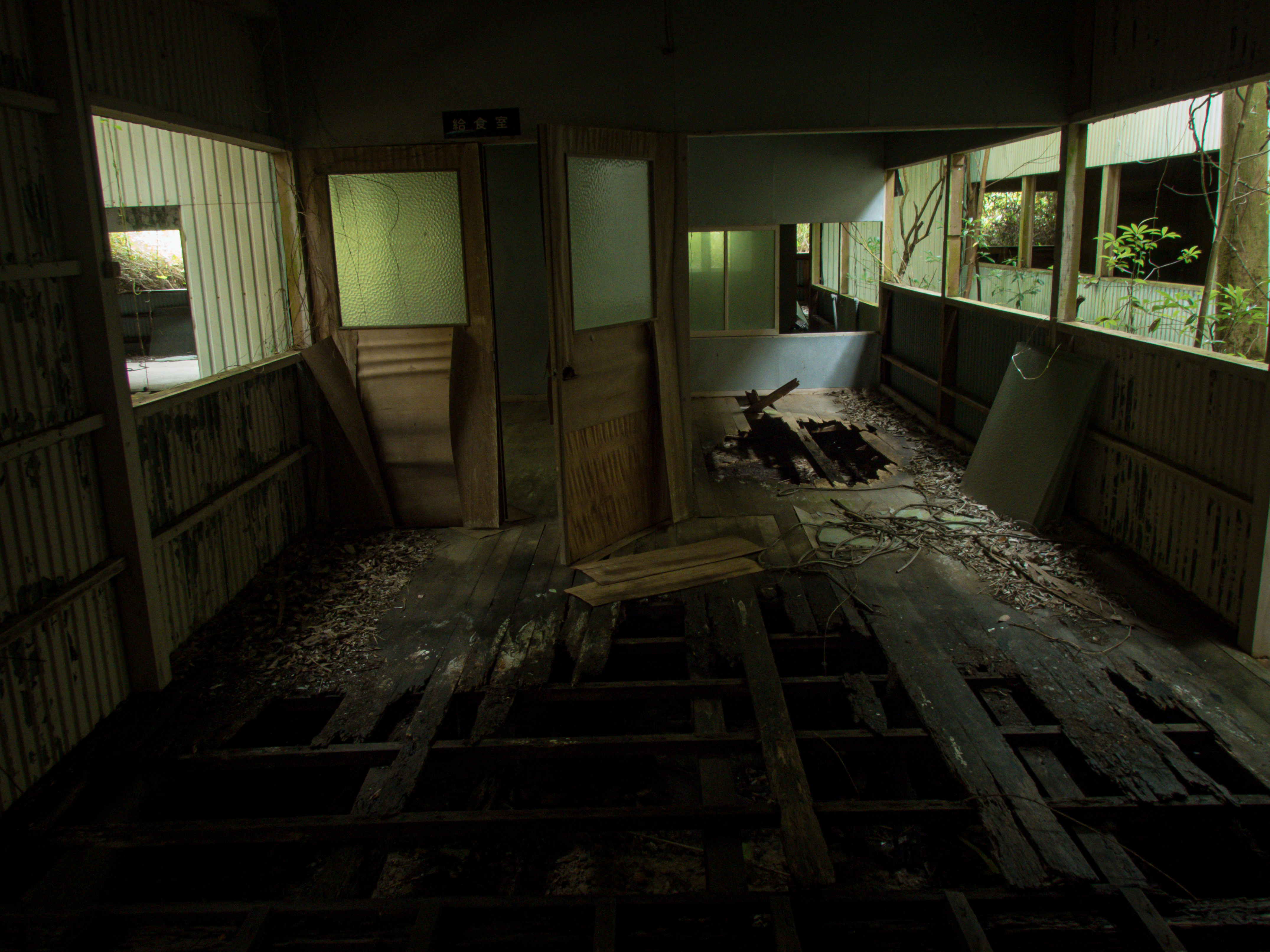 床が崩れ落ちそうな廃墟の写真素材 ぱくたそ