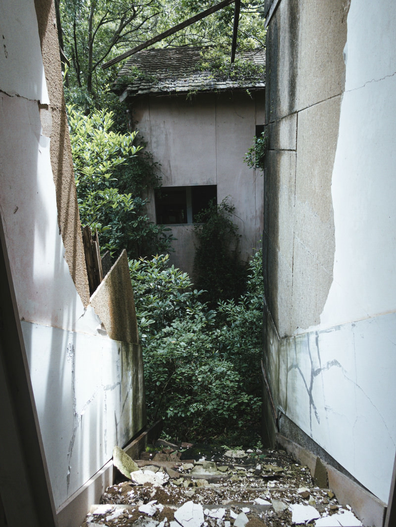 「壁が剥がれて危険な階段を降る | フリー素材のぱくたそ」の写真