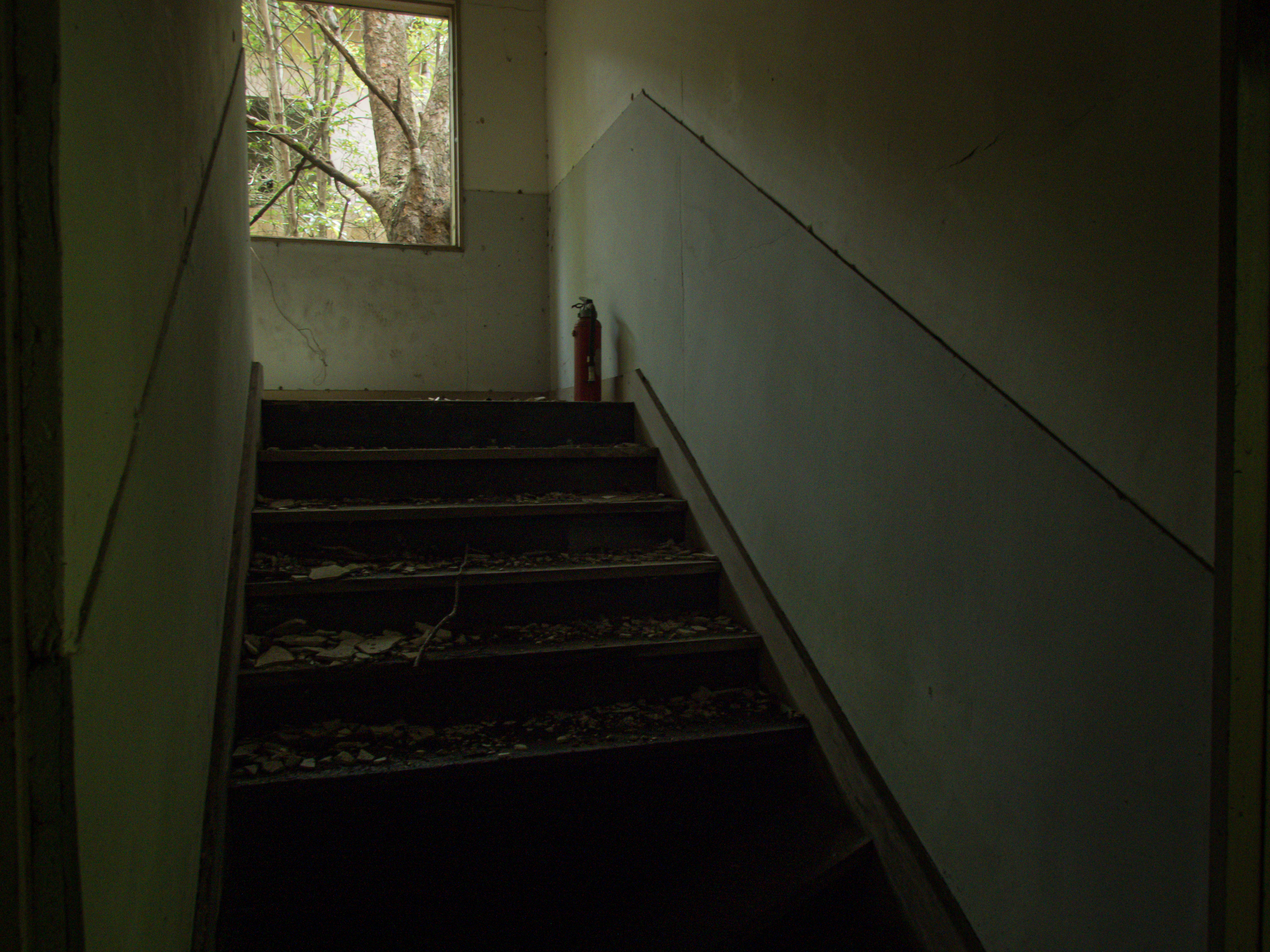 廃墟の階段とその上にある消化器の写真素材 ぱくたそ