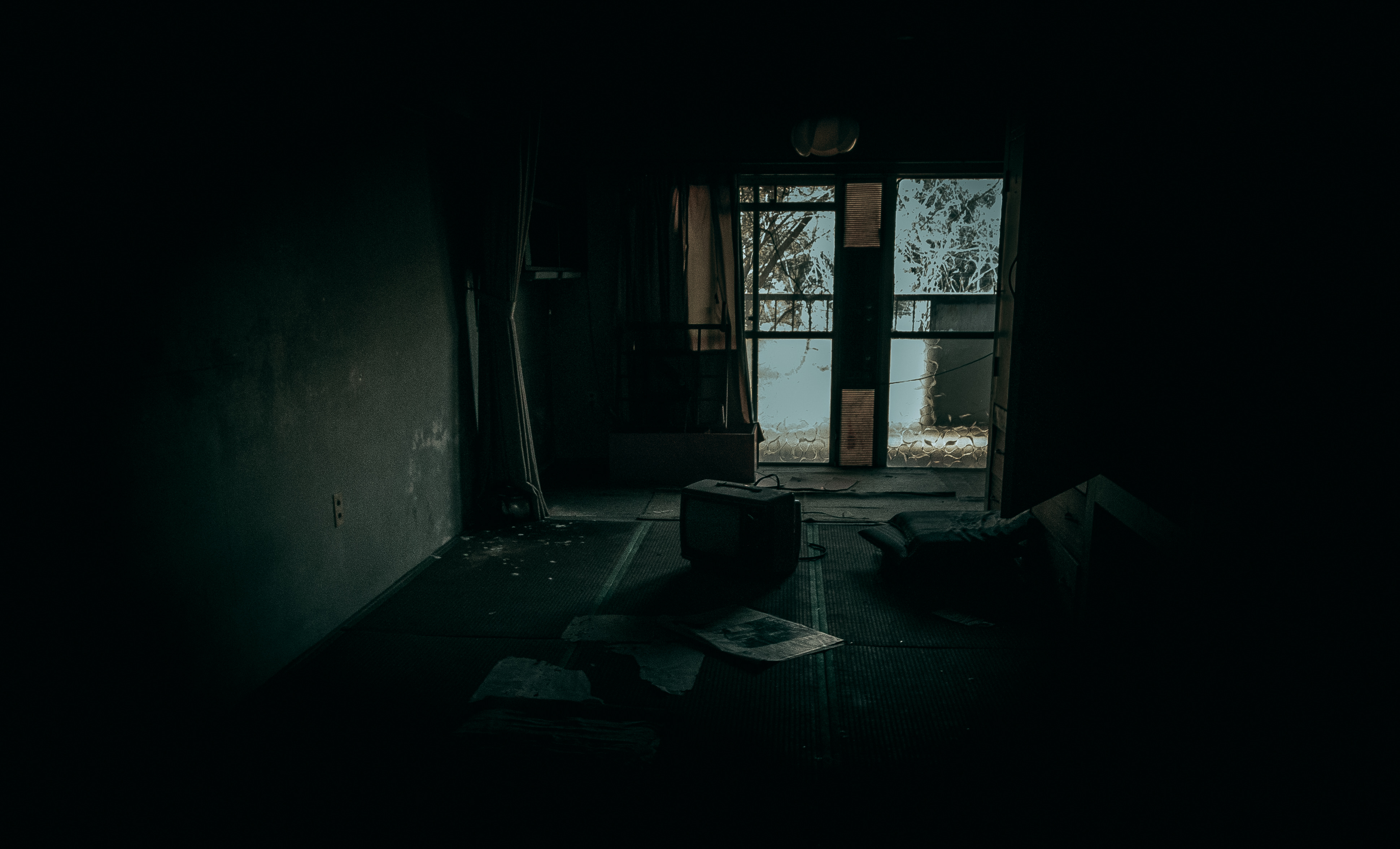 不気味な廃屋とテレビの写真素材 ぱくたそ