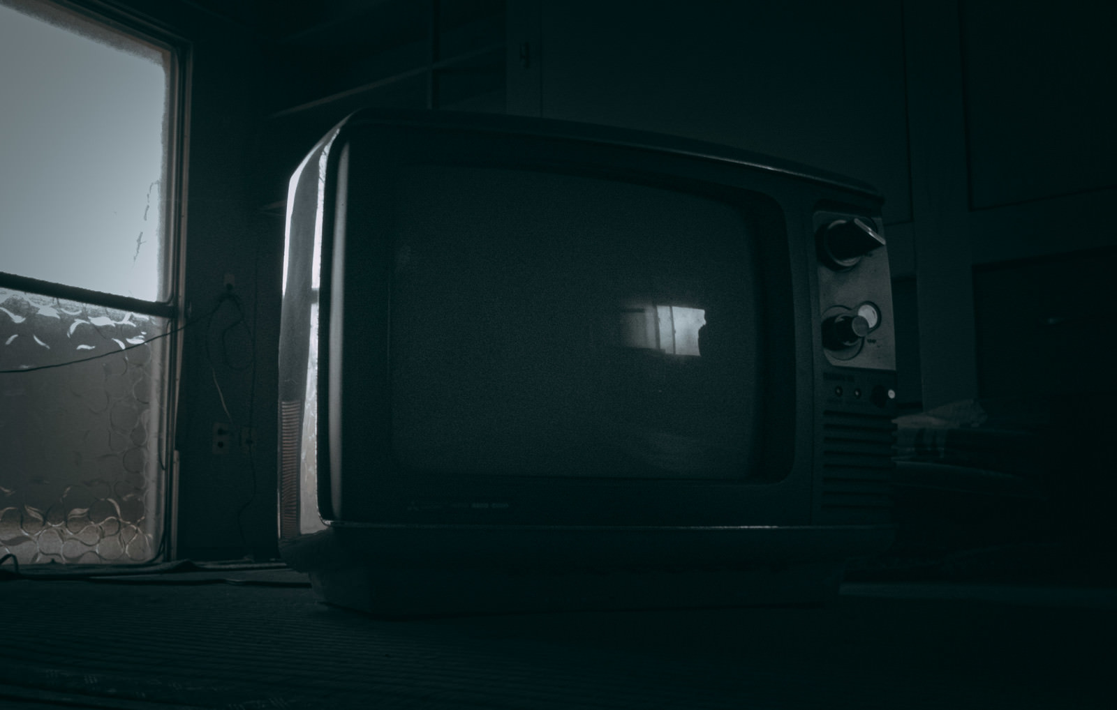 「レトロなブラウン管白黒テレビ」の写真