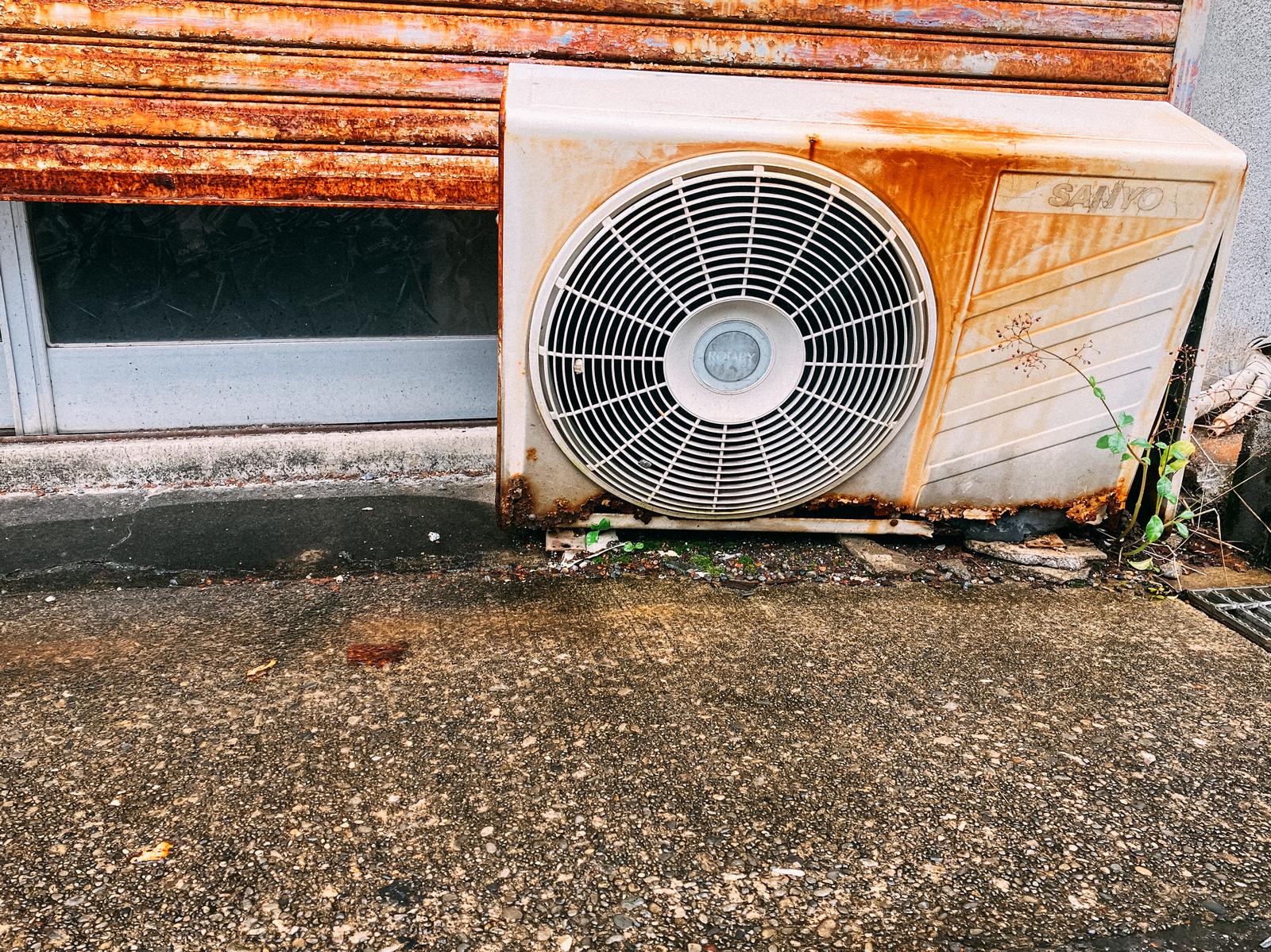 錆びたエアコン室外機の無料の写真素材 - ID.91619｜フリー素材 ぱくたそ